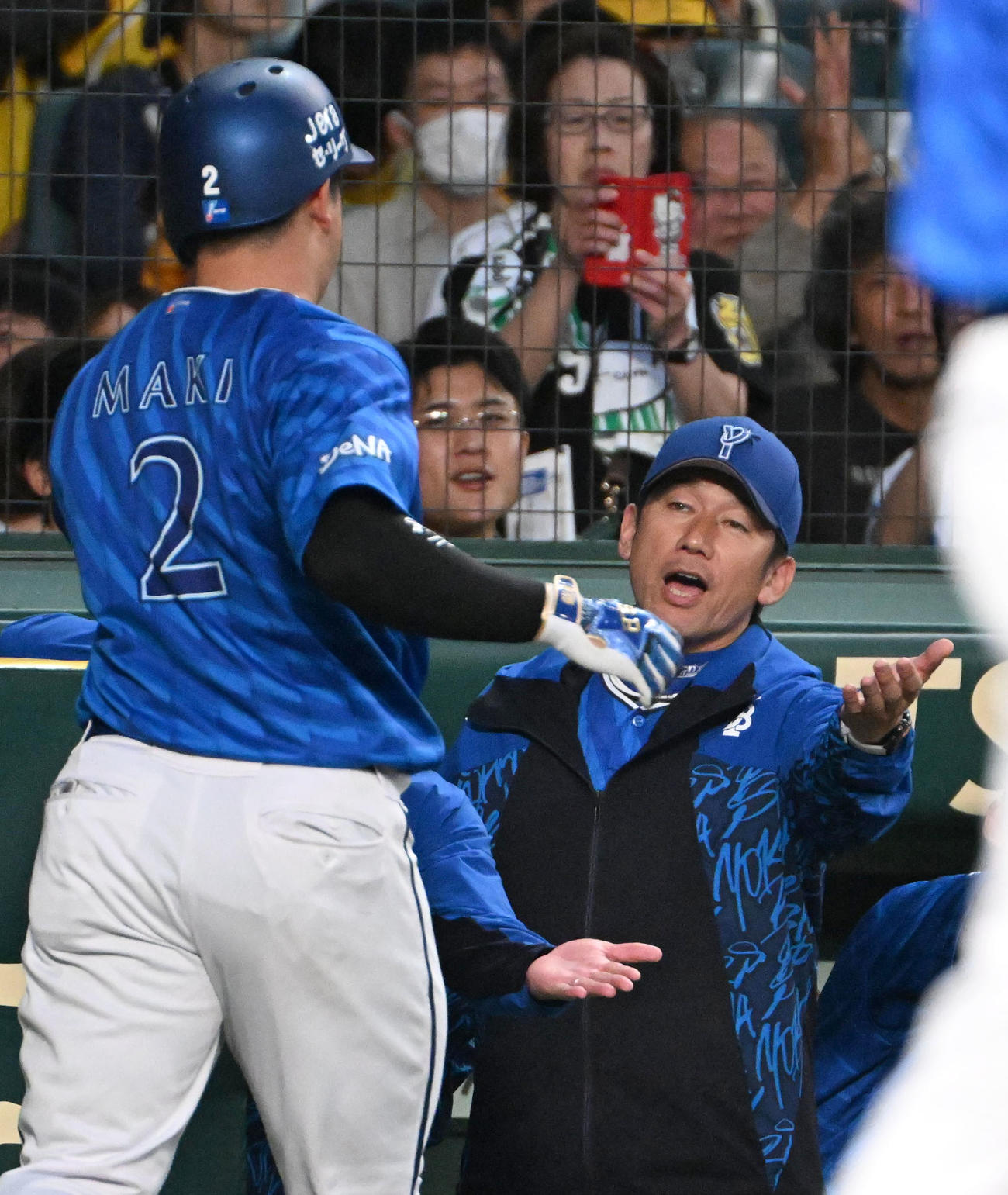 阪神対DeNA 4回表DeNA1死、牧（左）は本塁打を放ち三浦監督に迎えられる（撮影・石井愛子）