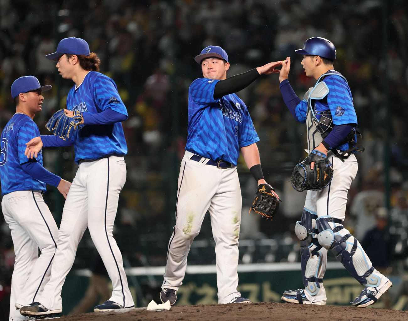 阪神対DeNA　阪神に勝利し山本（右）とハイタッチする牧（撮影・西尾就之）