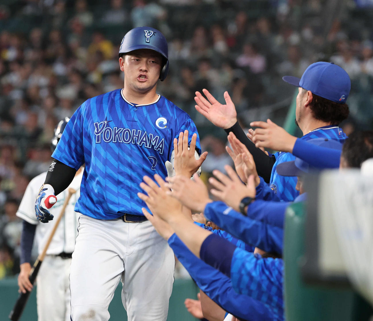 阪神対DeNA 4回表DeNA1死、牧は中越えに本塁打を放ち、ナインの祝福を受ける（撮影・西尾就之）