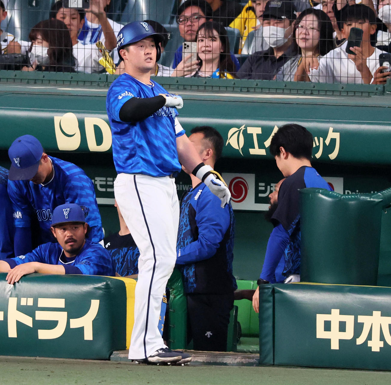 阪神対DeNA 4回表DeNA1死、中越えソロ本塁打を放ちデスターシャポーズを決める牧（撮影・加藤哉）