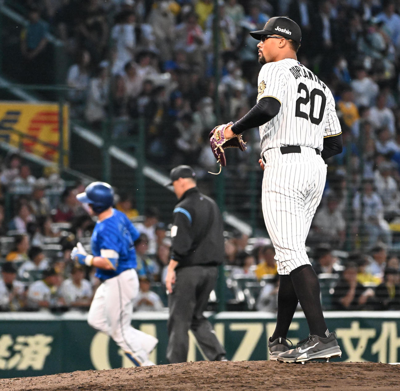 阪神対DeNA 4回表DeNA1死、牧（左）に本塁打を放たれるデュプランティエ（撮影・石井愛子）