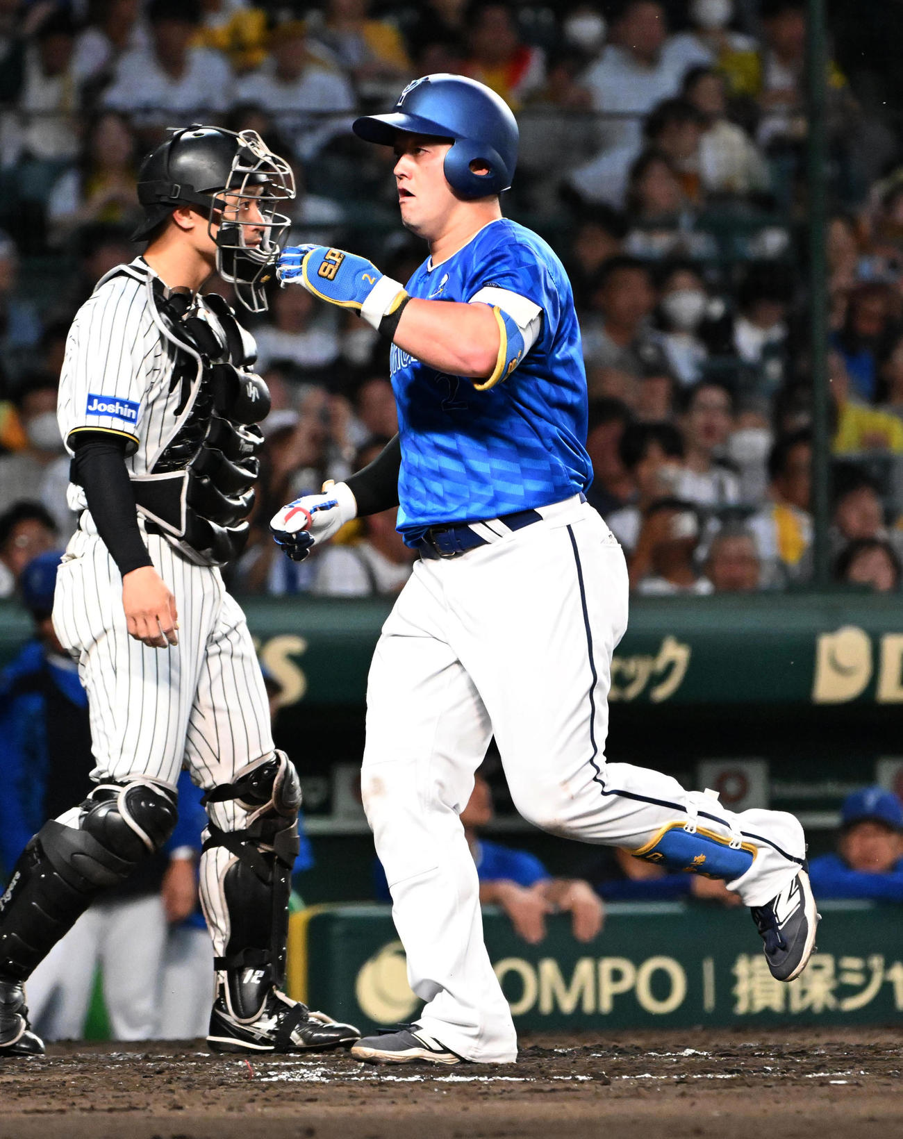 阪神対DeNA 4回表DeNA1死、牧（右）は同点の中本塁打を放つ（撮影・石井愛子）