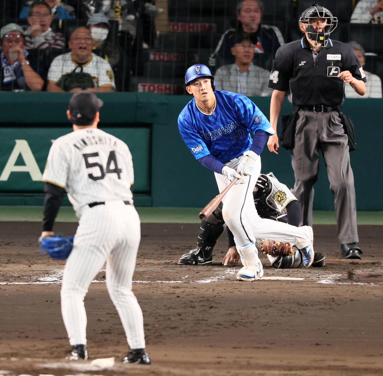 阪神対DeNA 9回表DeNA1死三塁、山本は左犠飛を打ち上げる。投手木下（撮影・加藤哉）