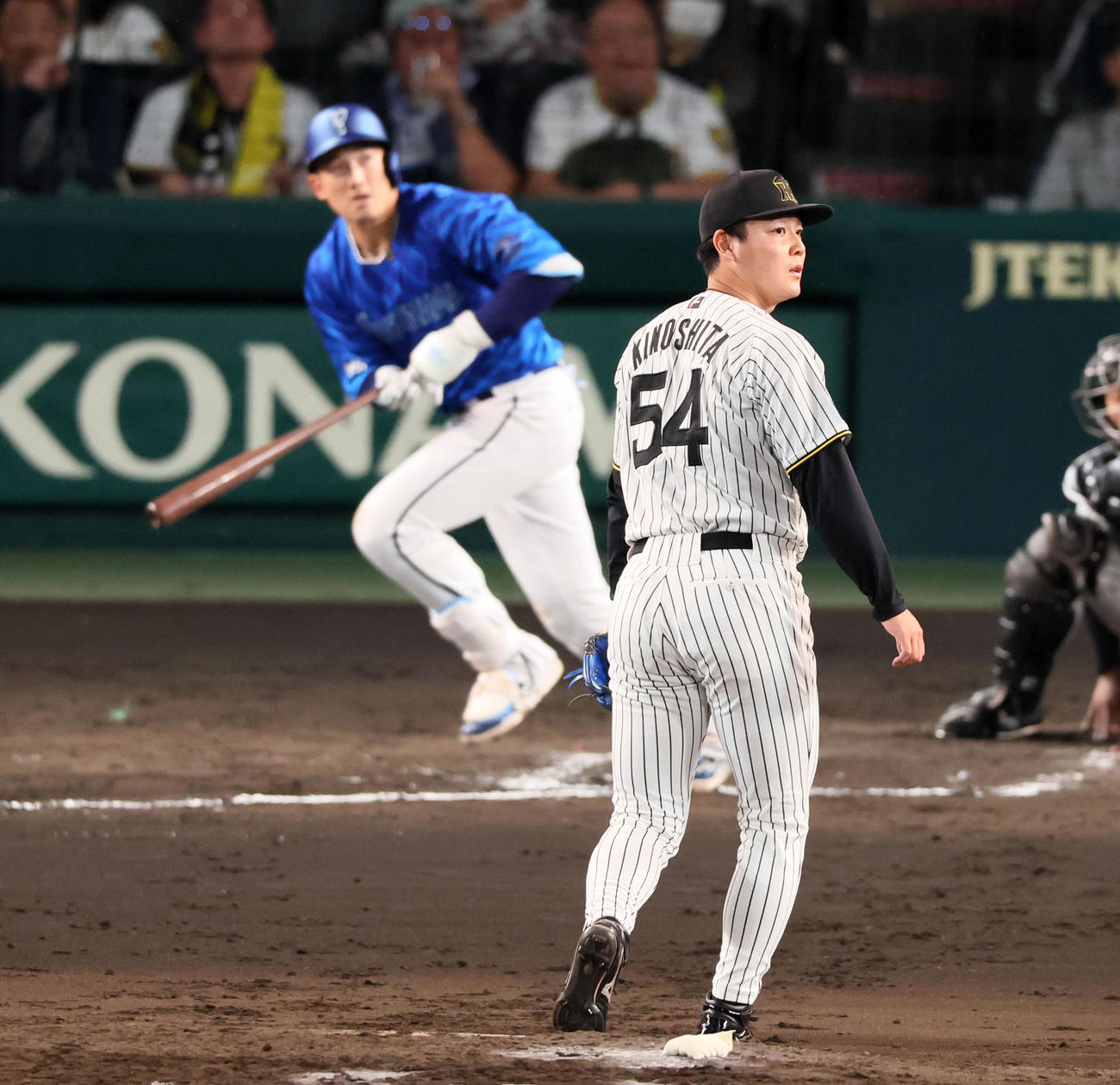 阪神対DeNA 9回表DeNA1死三塁、木下は山本に左犠飛を許す（撮影・加藤哉）