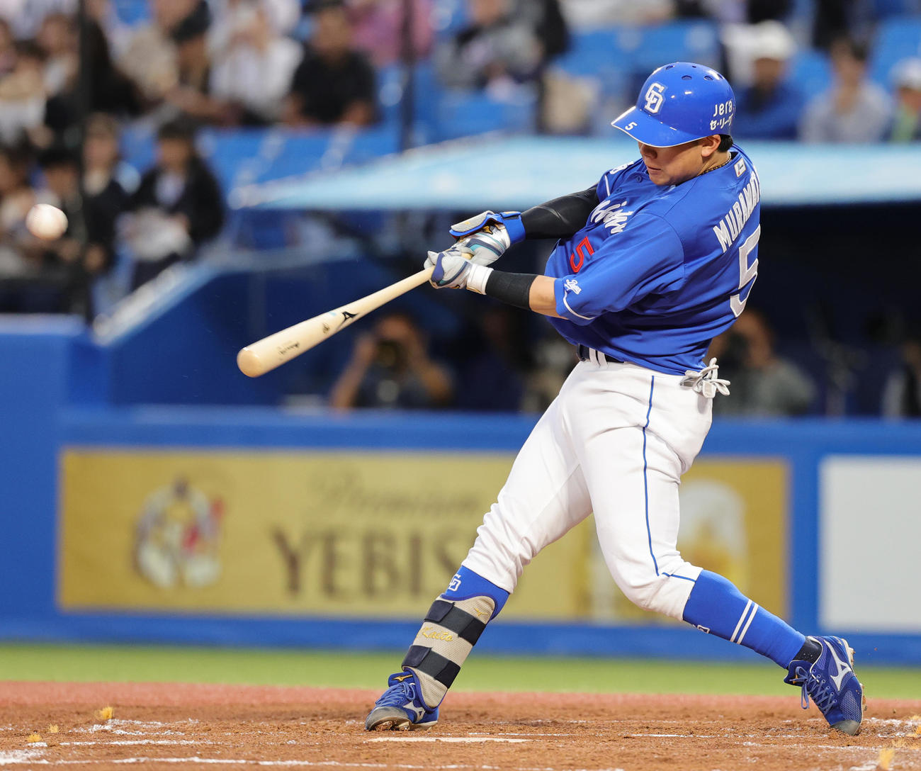 ヤクルト対中日　2回表中日無死二塁、右中間に2点本塁打を放つ村松（撮影・野上伸悟）