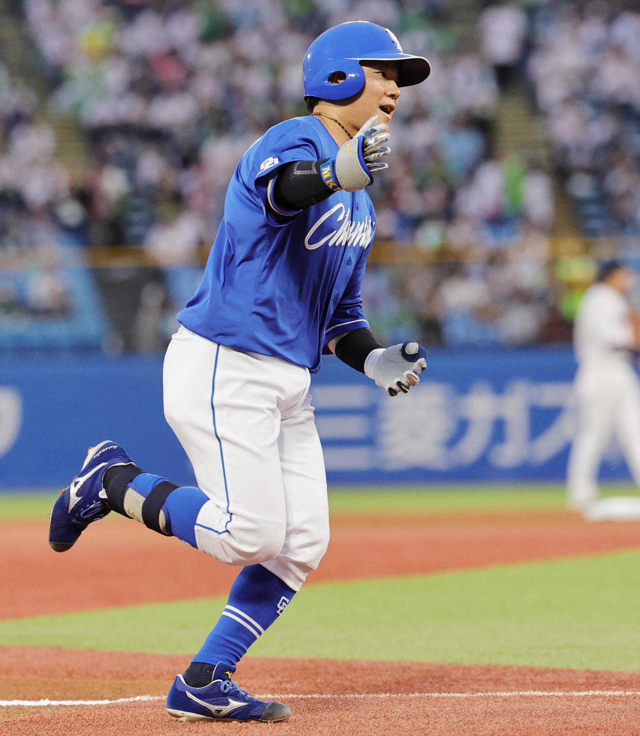 ヤクルト対中日　2回表中日無死二塁、右中間に2点本塁打を放ち喜ぶ村松（撮影・野上伸悟）