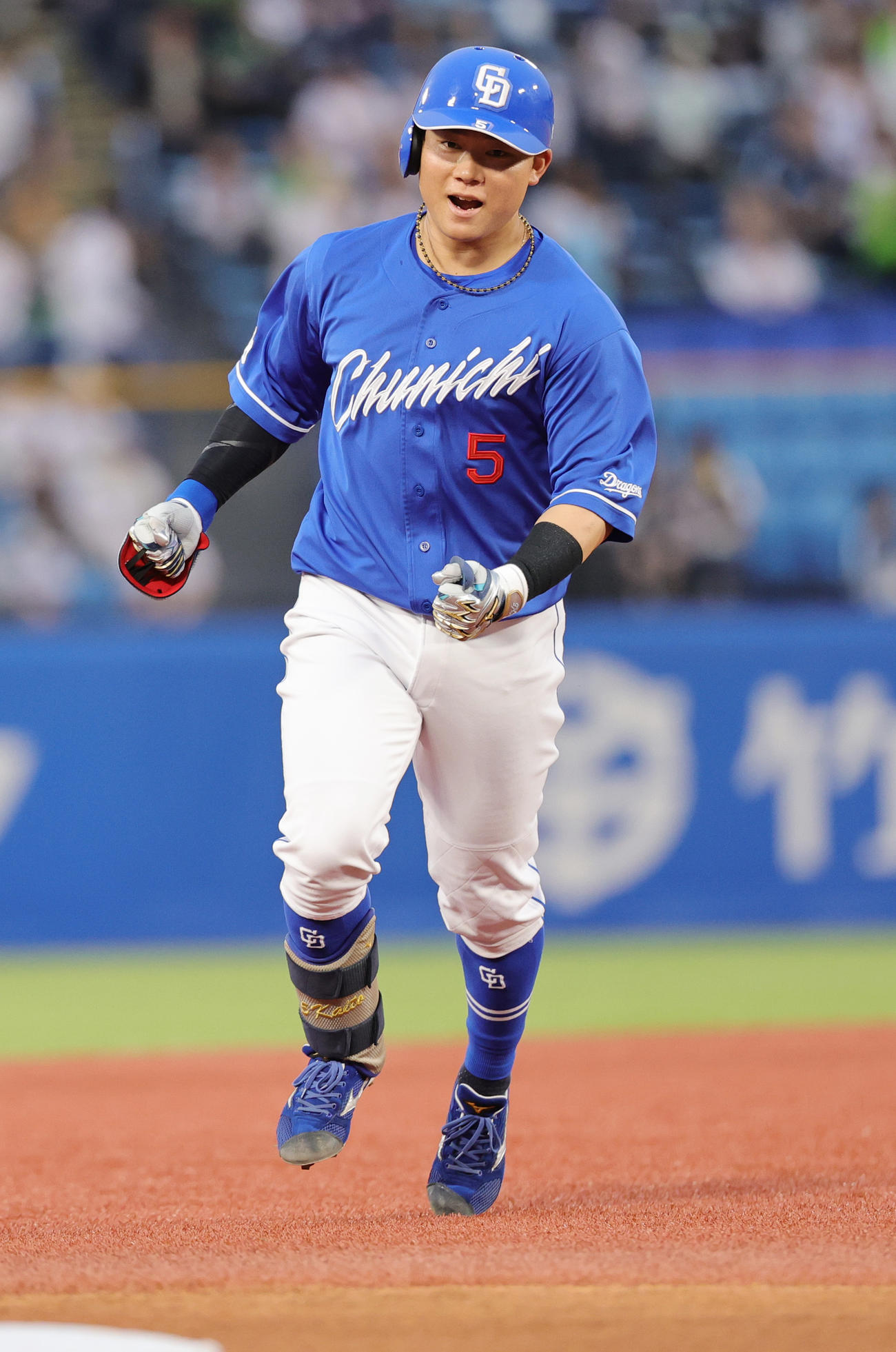 ヤクルト対中日　2回表中日無死二塁、右中間に2点本塁打を放ち喜ぶ村松（撮影・野上伸悟）