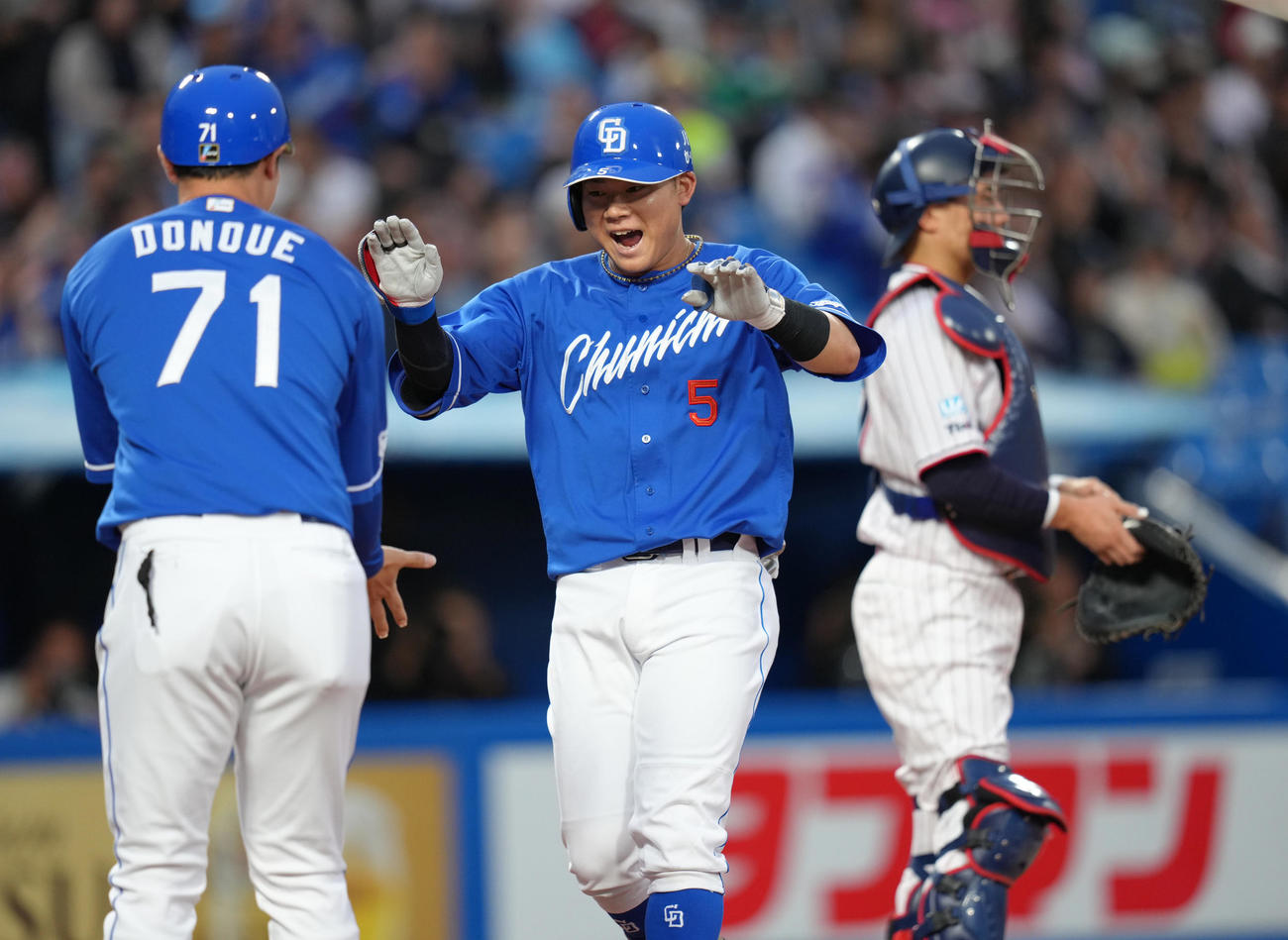 ヤクルト対中日　2回表中日無死二塁、村松（中央）は2点本塁打を放ち笑顔でタッチを交わす（撮影・足立雅史）