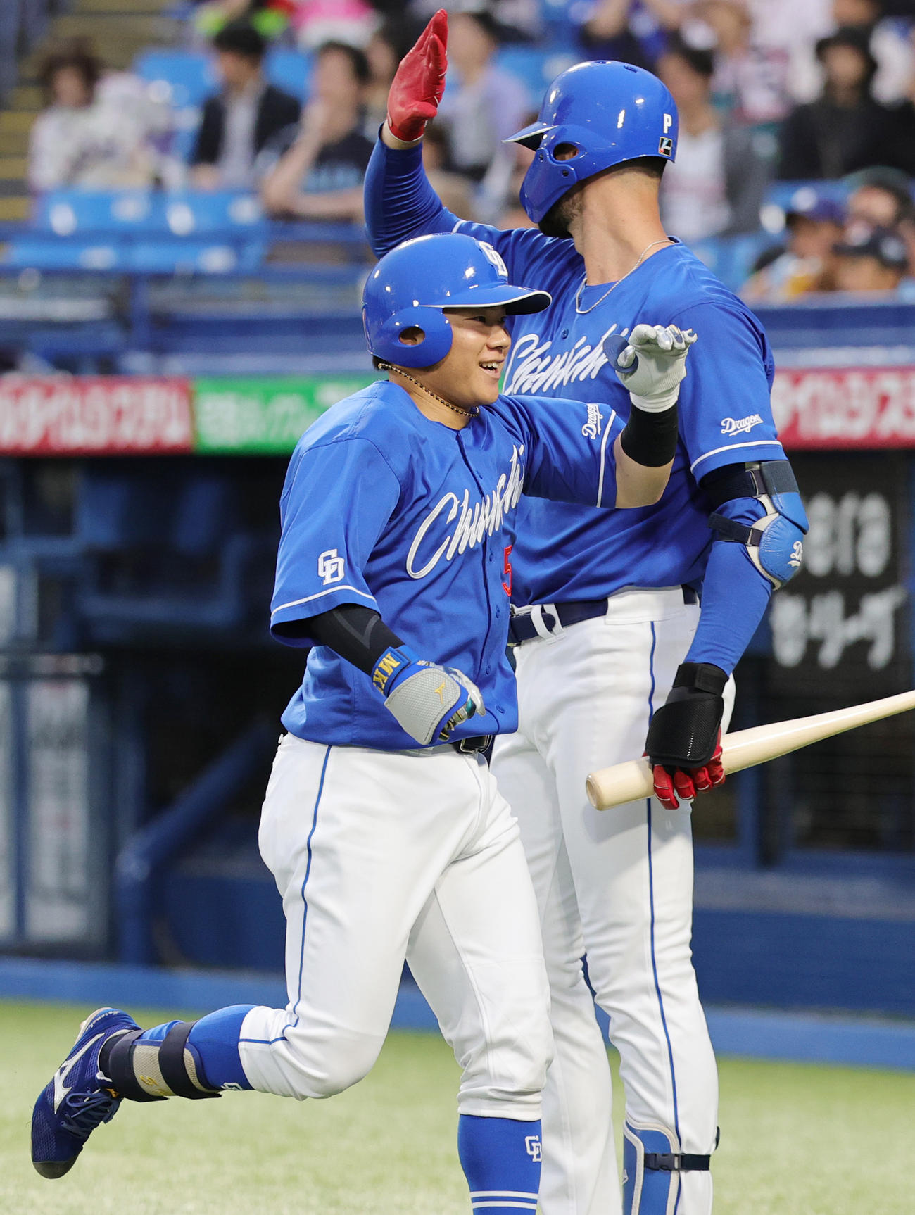 ヤクルト対中日　2回表中日無死二塁、右中間に2点本塁打を放ち喜ぶ村松（撮影・野上伸悟）