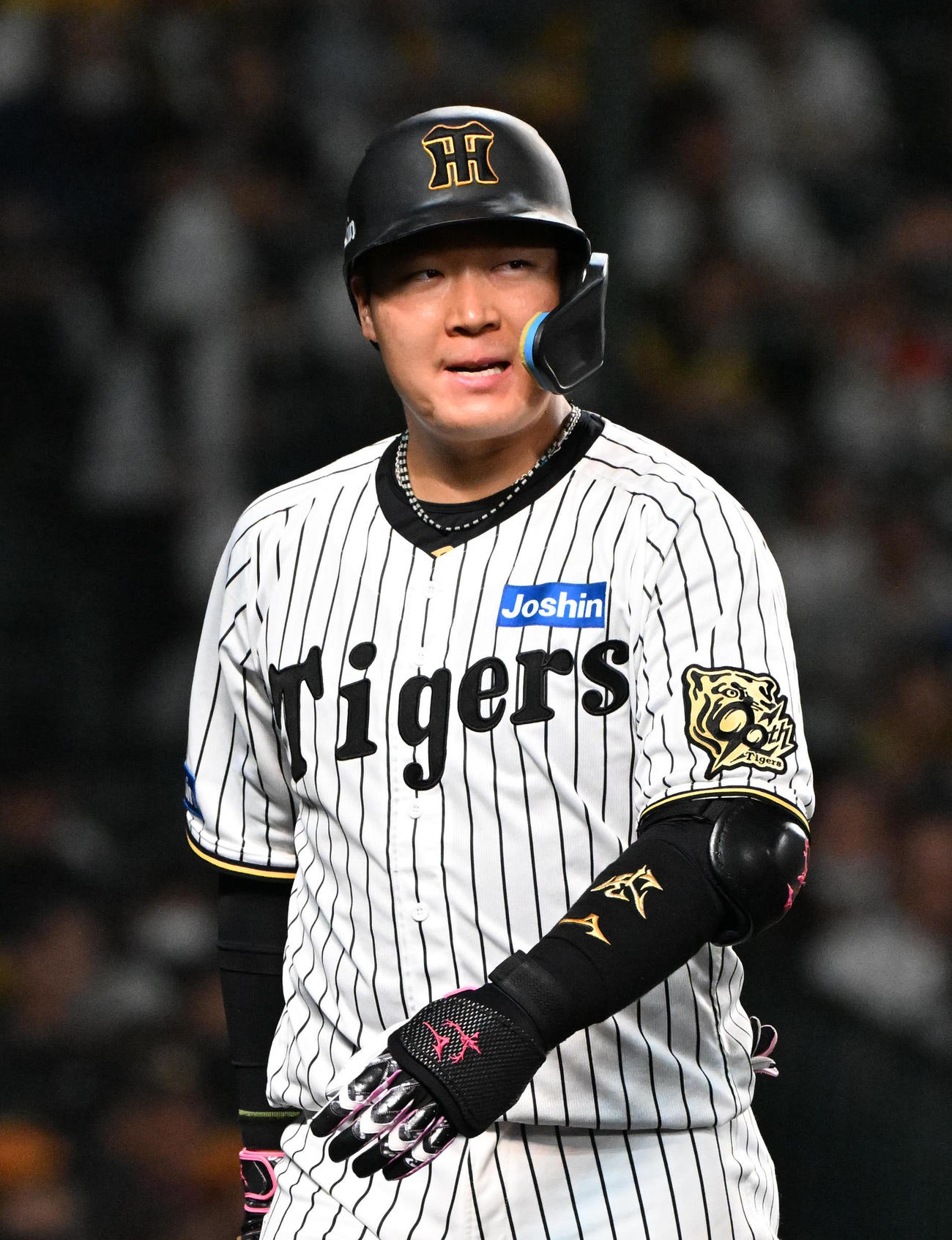 阪神対DeNA 6回阪神2死一塁、大山は見逃し三振でベンチに引き揚げる（撮影・石井愛子）