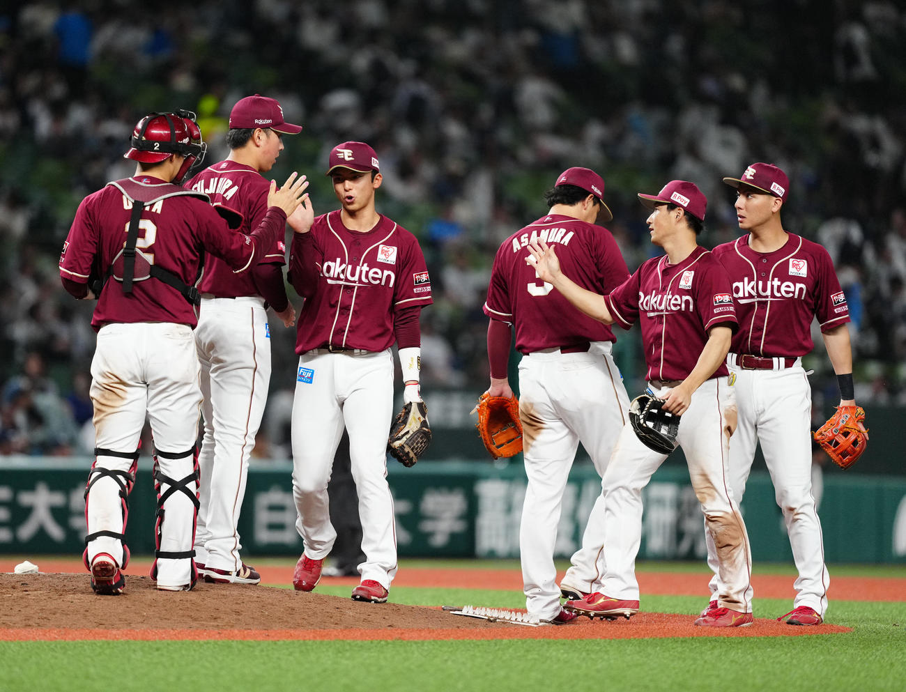 西武対楽天　試合後、勝利のタッチを交わす楽天村林（右端）ら。左から3人目は宗山（撮影・江口和貴）