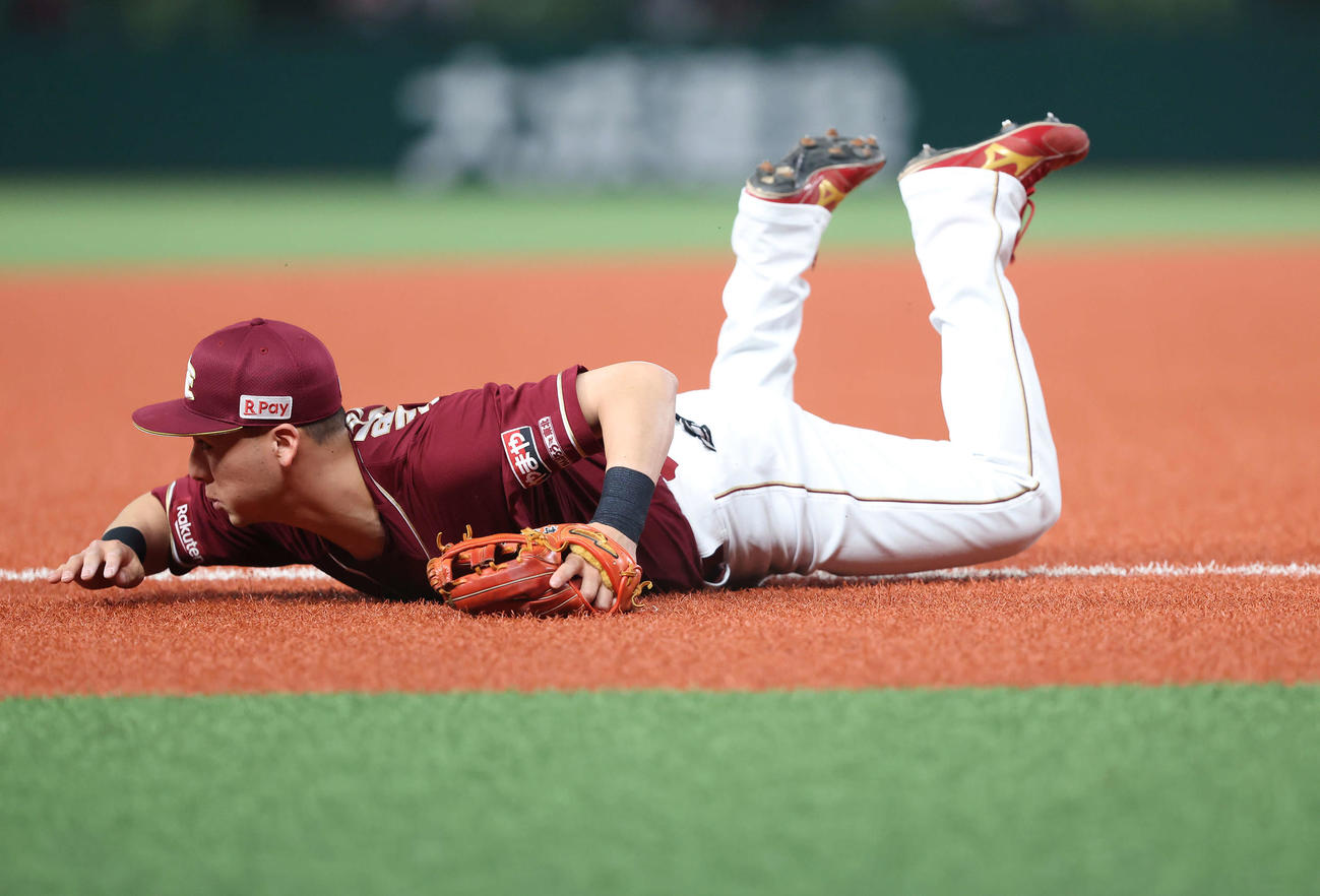 西武対楽天　3回裏西武無死一、二塁、中村剛に左前適時打を許す村林（撮影・河田真司）