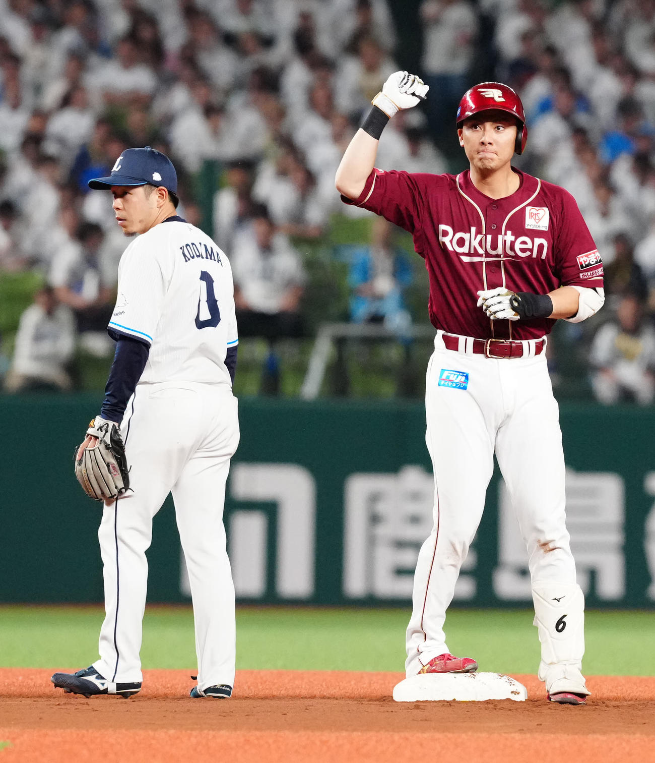 西武対楽天　6回表楽天1死二、三塁、2点適時二塁打を放ちガッツポーズの村林（右）（撮影・江口和貴）