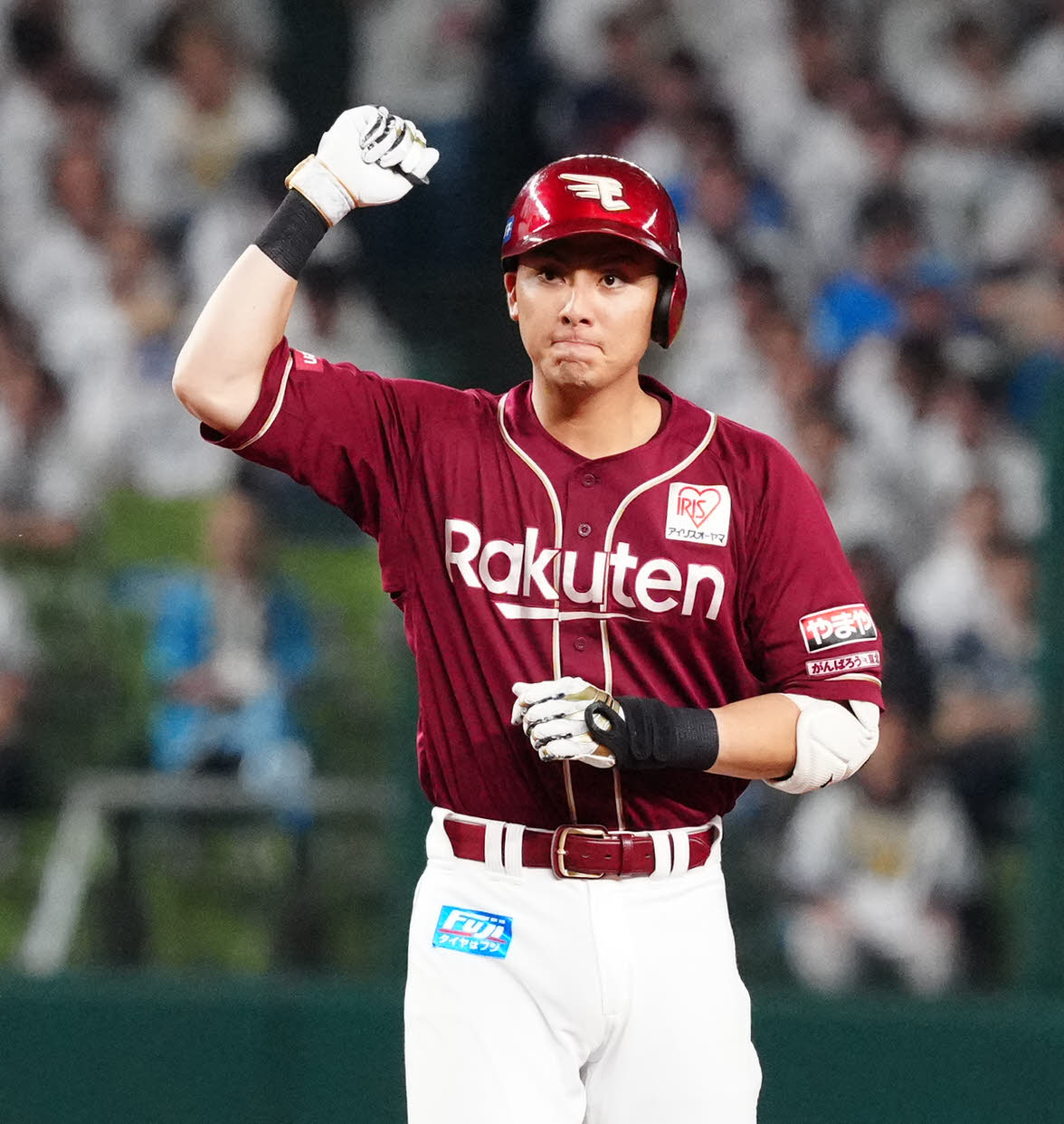西武対楽天　6回表楽天1死二、三塁、2点適時二塁打を放ちガッツポーズの村林（撮影・江口和貴）