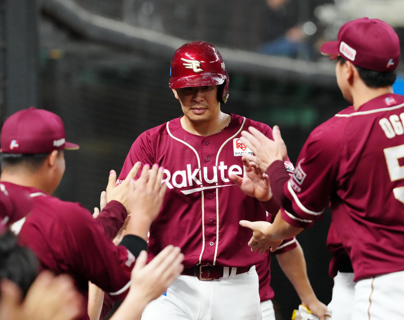 西武対楽天　6回表楽天1死二、三塁、村林の2点適時二塁打で生還しタッチを交わす浅村（撮影・江口和貴）