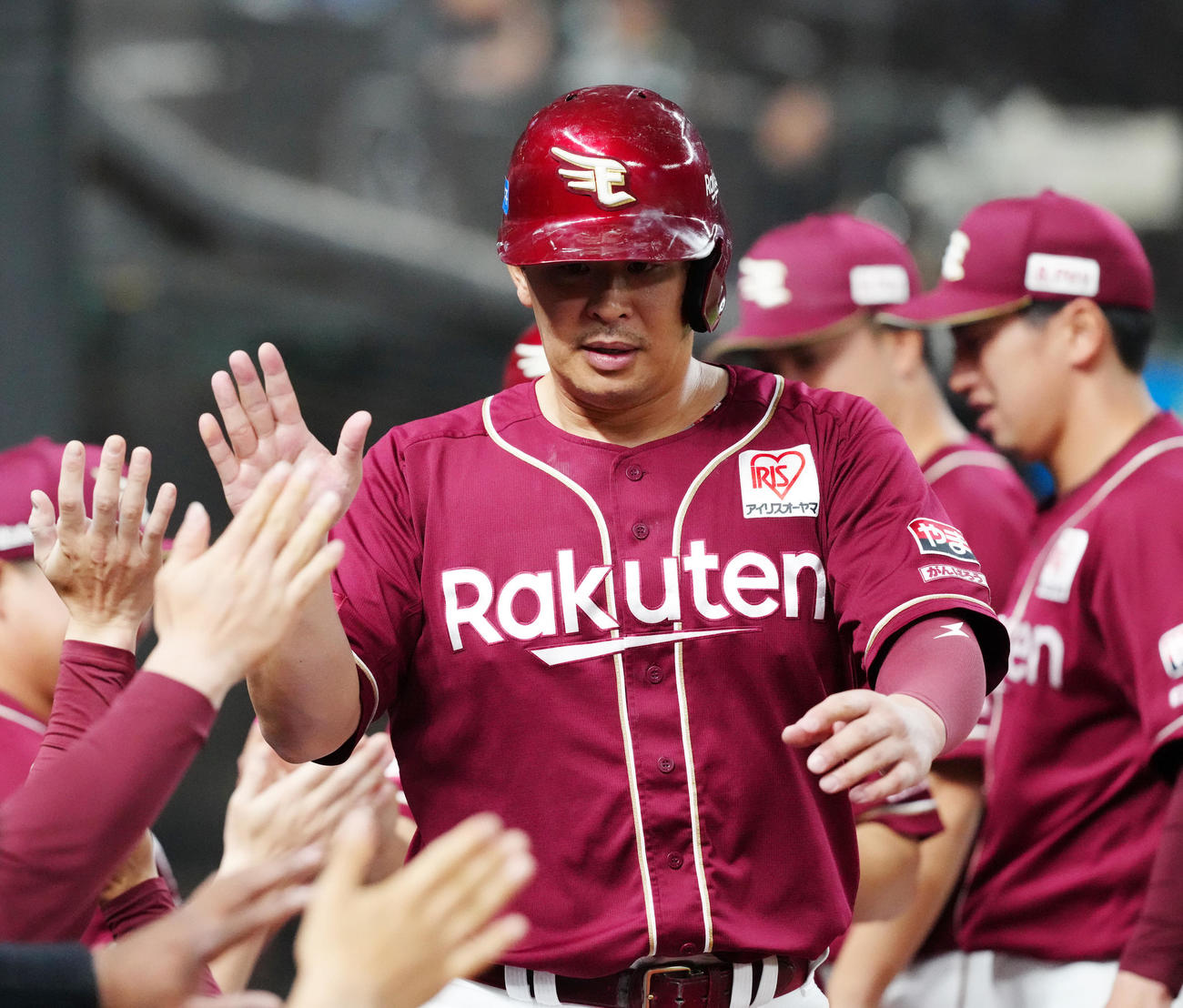 西武対楽天　6回表楽天1死二、三塁、村林の2点適時二塁打で生還しタッチを交わす浅村（撮影・江口和貴）