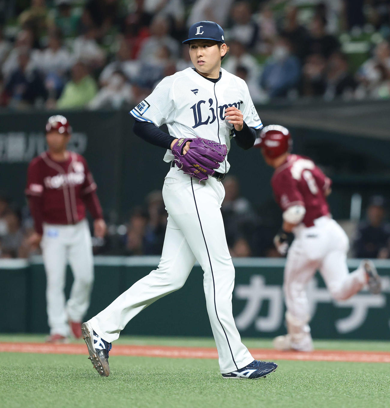 西武対楽天　6回表楽天1死二、三塁、村林に2点適時二塁打を浴びる武内（撮影・河田真司）
