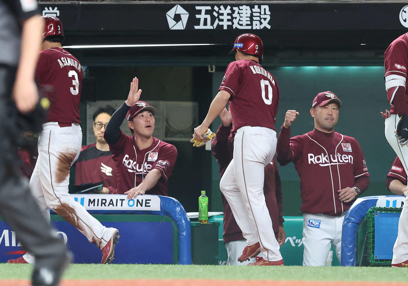 西武対楽天　6回表楽天1死二、三塁、村林の2点適時二塁打で生還する浅村（左）と太田を迎える三木監督（右）（撮影・河田真司）