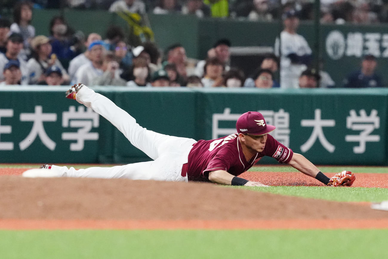 西武対楽天　6回裏西武1死、三ゴロとなった児玉の打球を処理する村林（撮影・江口和貴）