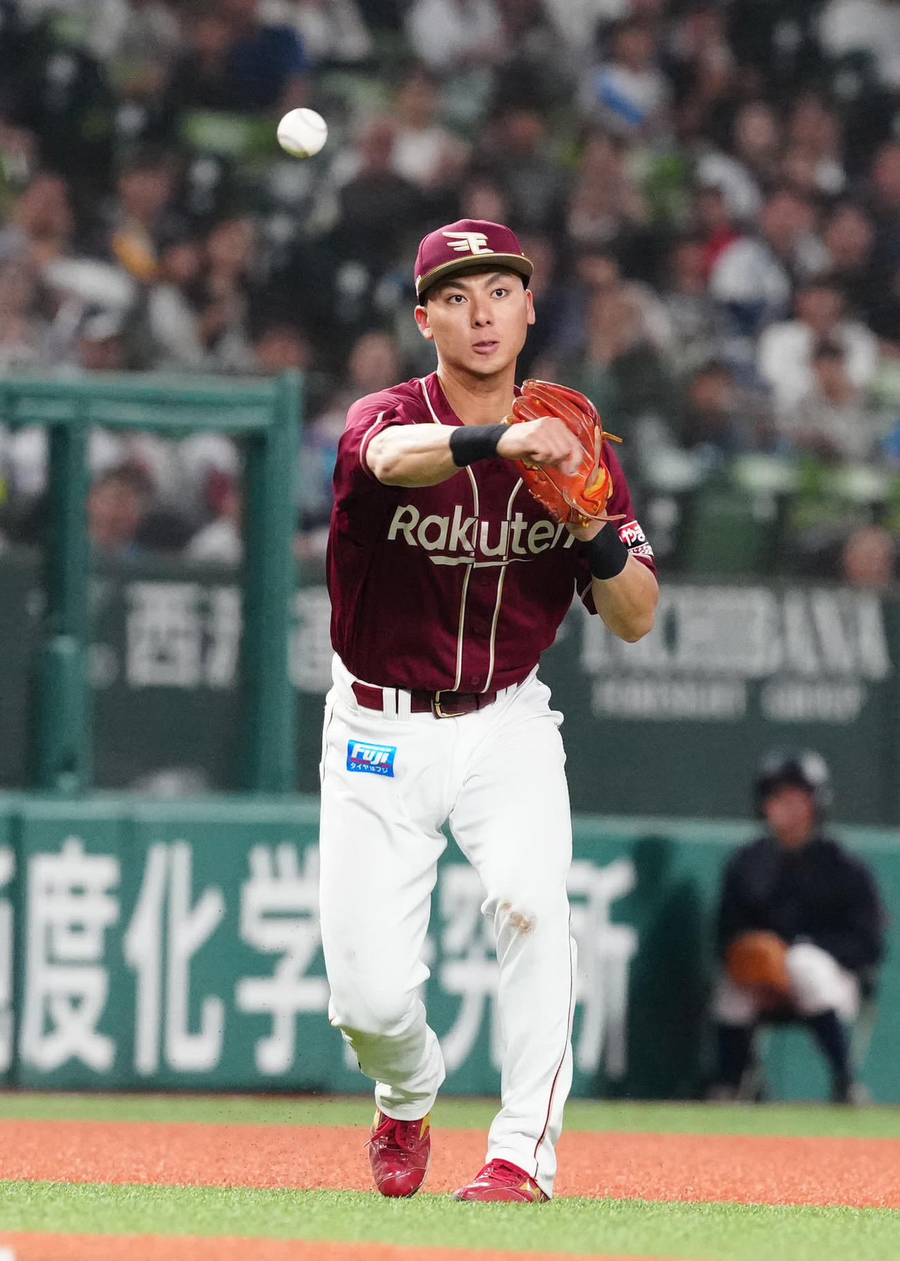 西武対楽天　6回裏西武1死、三ゴロとなった児玉の打球を処理し送球する村林（撮影・江口和貴）