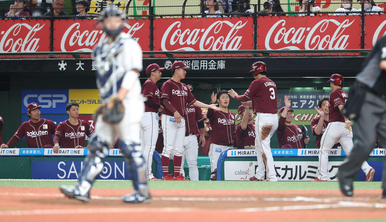 西武対楽天　6回表楽天1死二、三塁、村林の2点適時二塁打で生還する太田（右）と浅村を迎えるチームメート（撮影・河田真司）