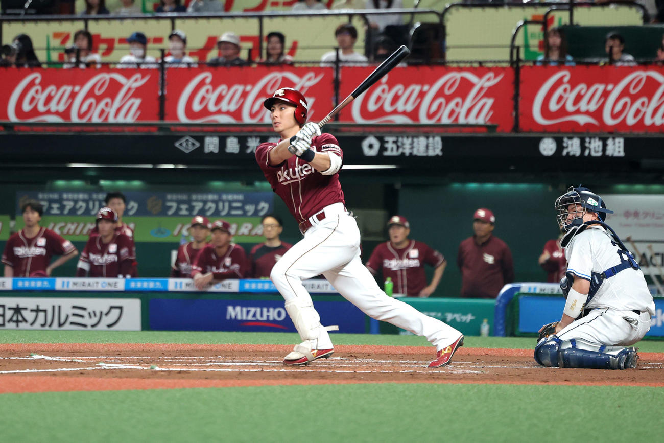 西武対楽天　6回表楽天1死二、三塁、左翼線に2点適時二塁打を放つ村林（撮影・河田真司）