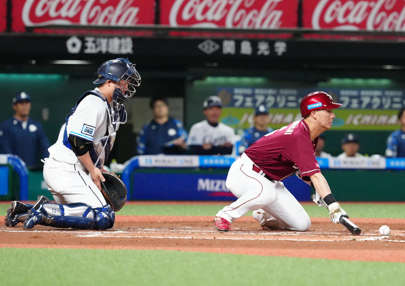 西武対楽天　6回表楽天1死二、三塁、スクイズを試みるもファウルとなる村林（撮影・江口和貴）