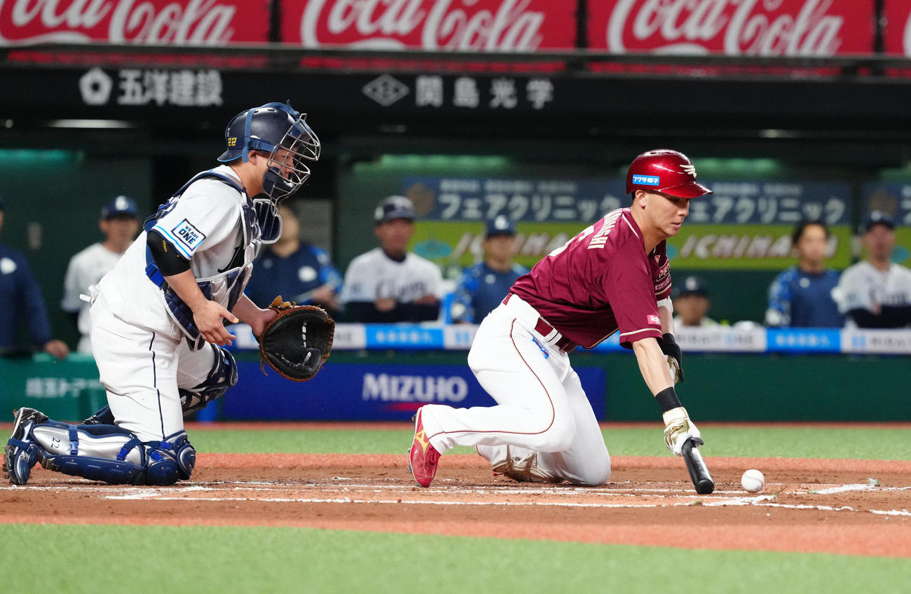 西武対楽天　6回表楽天1死二、三塁、スクイズを試みるもファウルとなる村林（撮影・江口和貴）