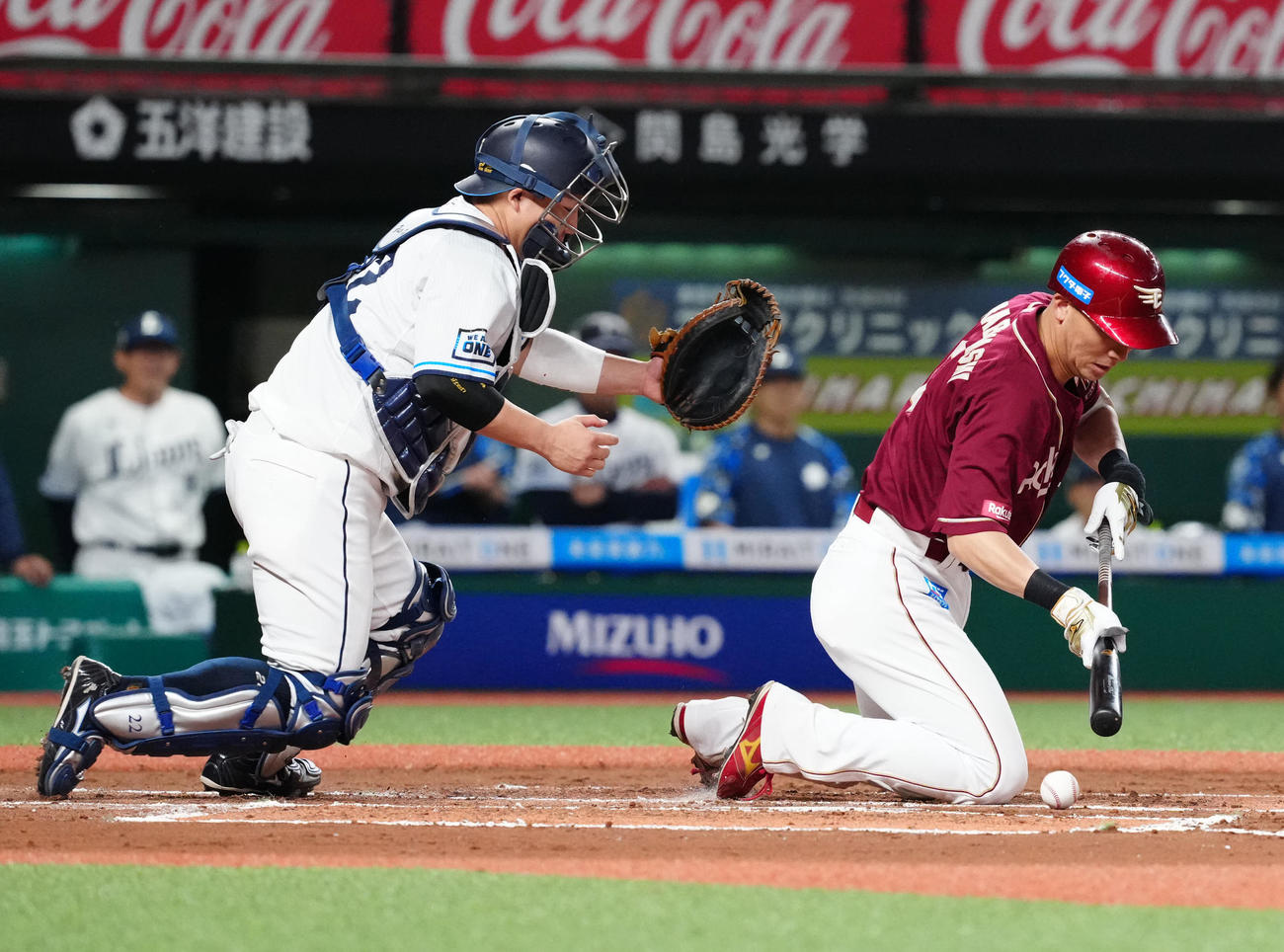 西武対楽天　6回表楽天1死二、三塁、スクイズを試みるもファウルとなる村林（撮影・江口和貴）