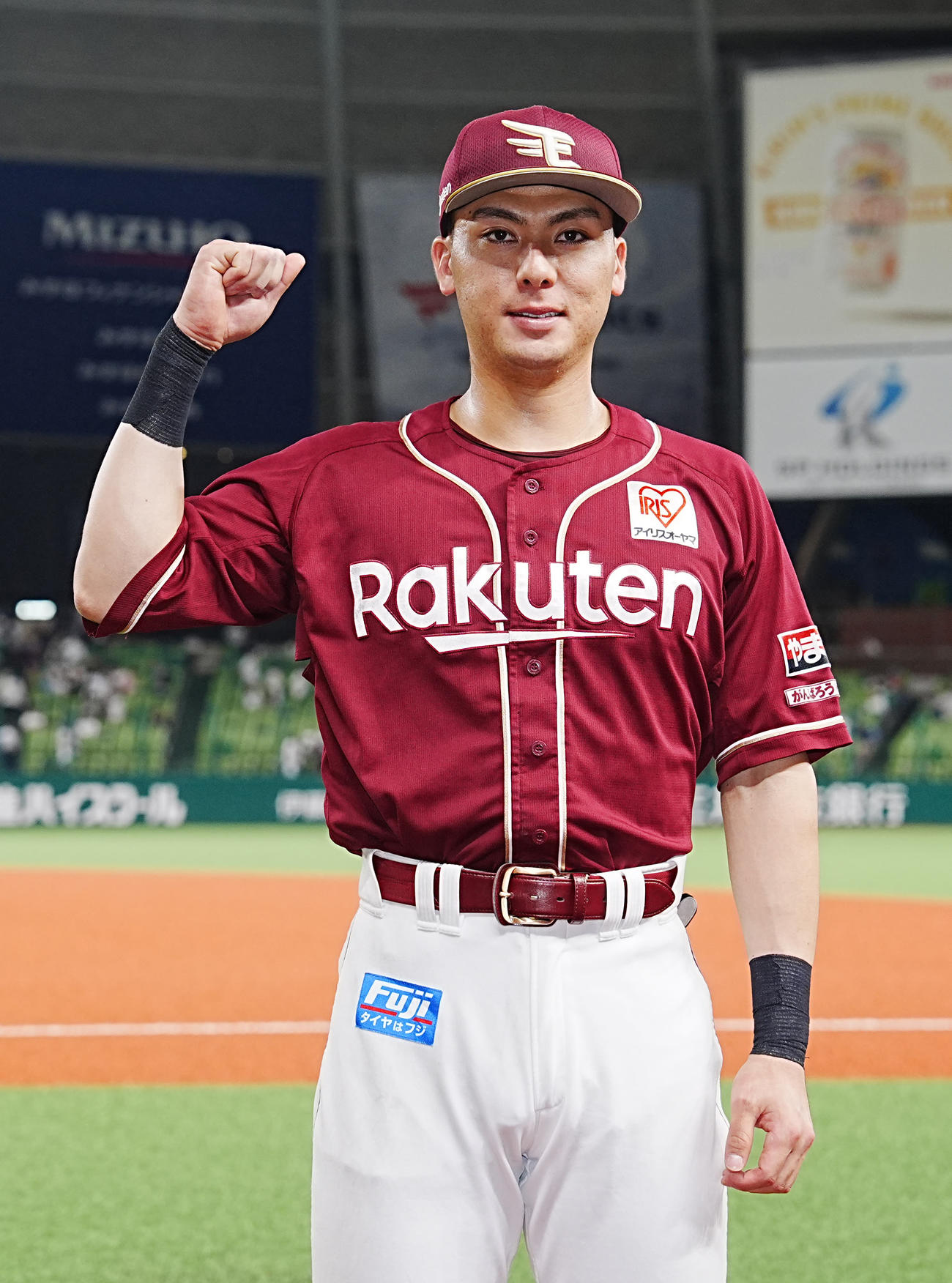 西武対楽天　試合後、ガッツポーズで写真に納まる楽天村林（撮影・江口和貴）
