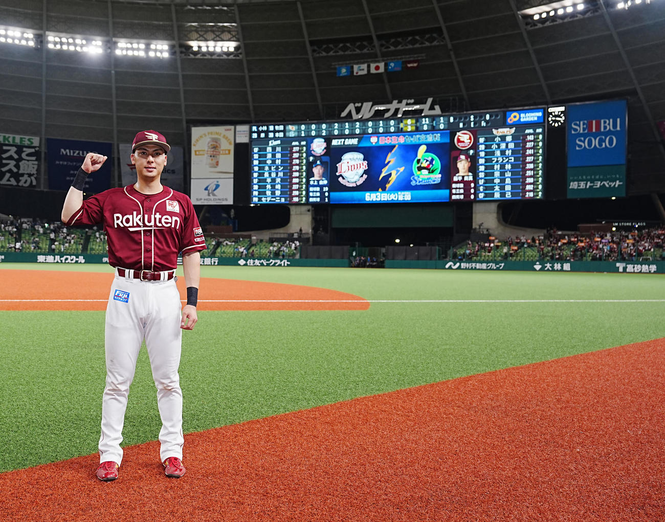 西武対楽天　試合後、ガッツポーズで写真に納まる楽天村林（撮影・江口和貴）