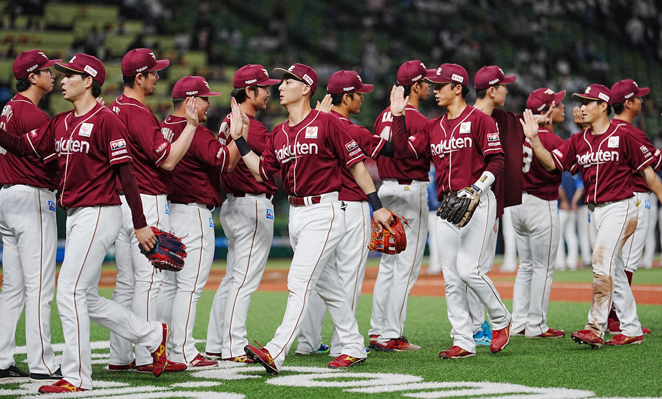 西武対楽天　試合後、勝利のタッチを交わす楽天村林（中央左）。同右は宗山（撮影・江口和貴）