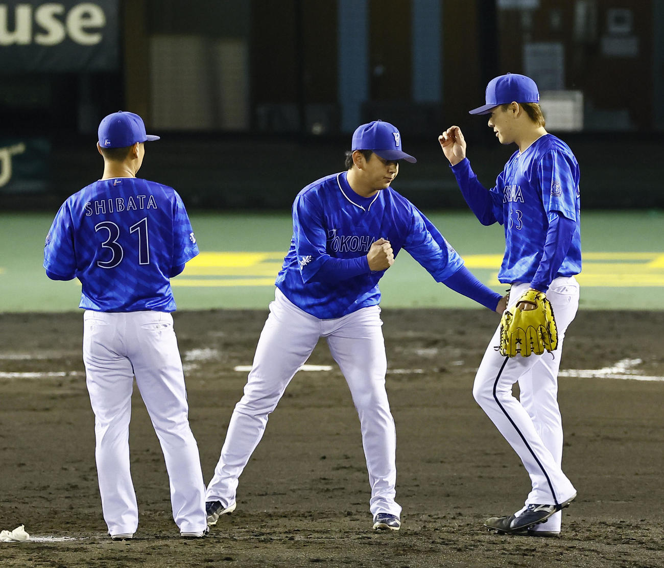 5月27日の阪神戦の11回途中、降板するDeNA山崎康晃（中央）