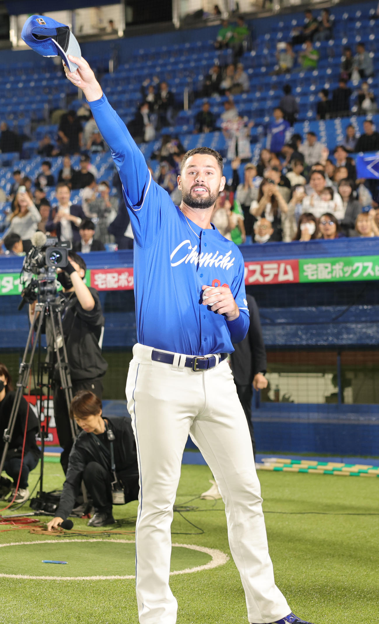 ヤクルト対中日　来日初勝利を挙げ、ファンの祝福に応える中日マラーー（撮影・野上伸悟）