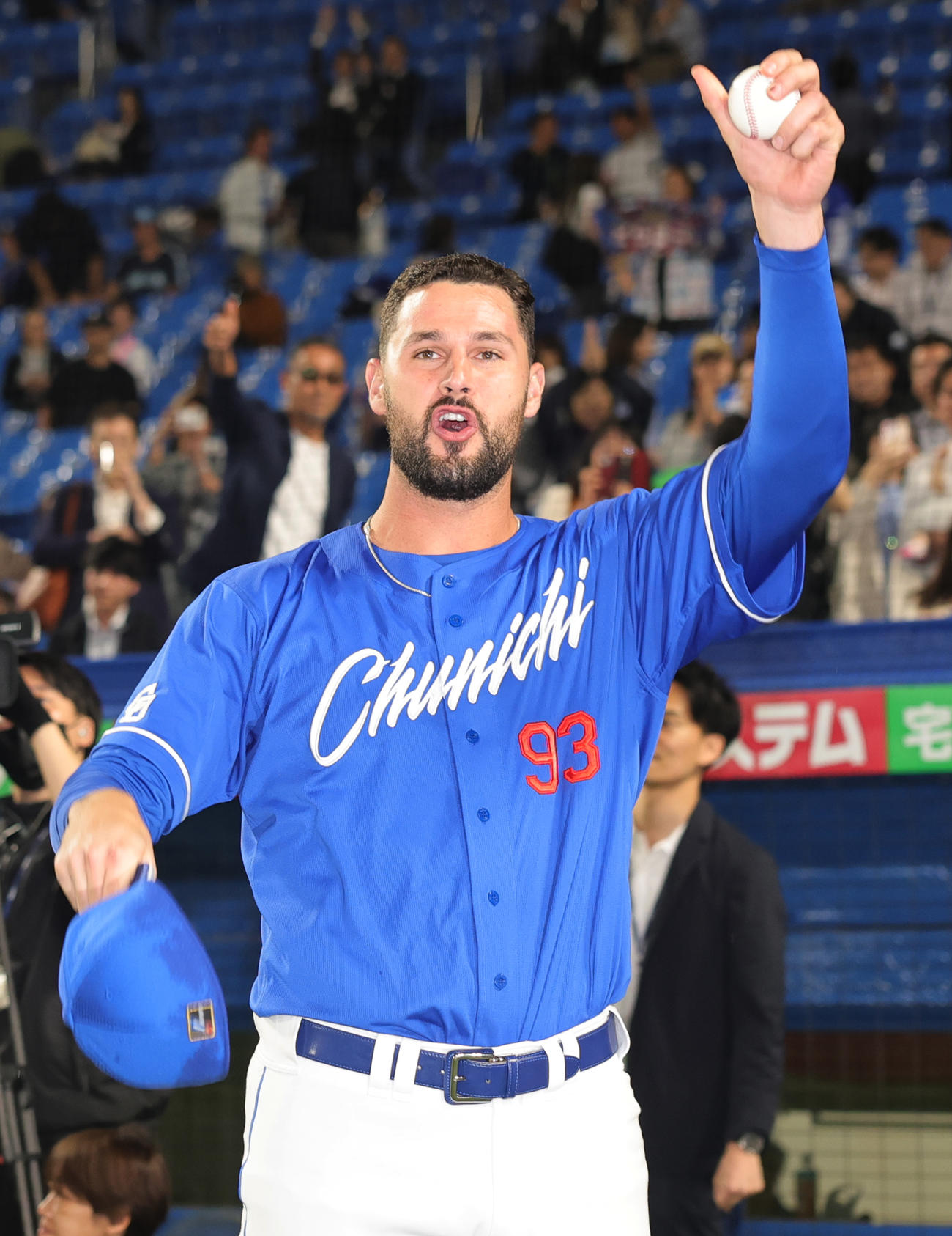 ヤクルト対中日　来日初勝利を挙げ、ウイニングボールを手に喜ぶ中日マラーー（撮影・野上伸悟）