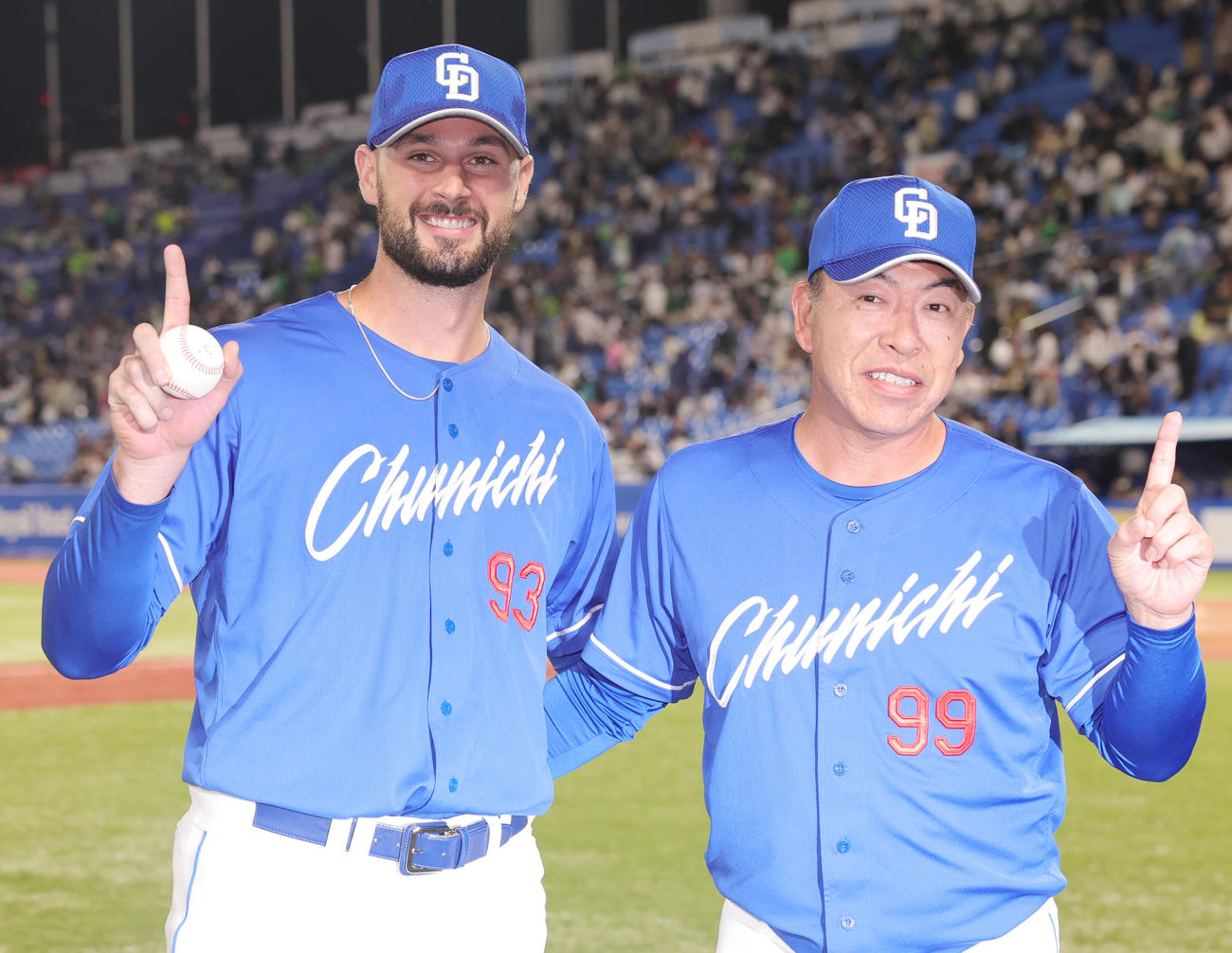 ヤクルト対中日　来日初勝利を挙げ、井上監督（右）と喜ぶ中日マラー（撮影・野上伸悟）