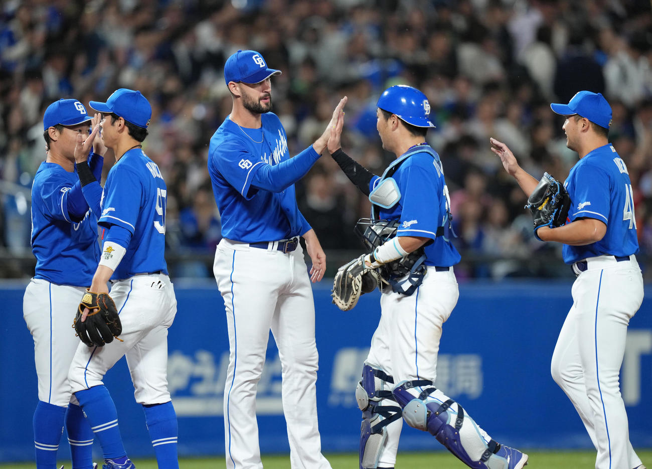 ヤクルト対中日　初勝利を挙げタッチを交わす中日マラー（中央左）（撮影・足立雅史）