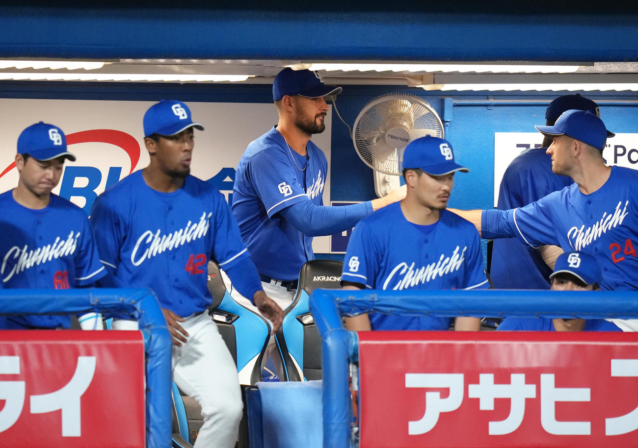 ヤクルト対中日　チームの勝利にベンチでタッチを交わす中日マラー（中央）（撮影・足立雅史）