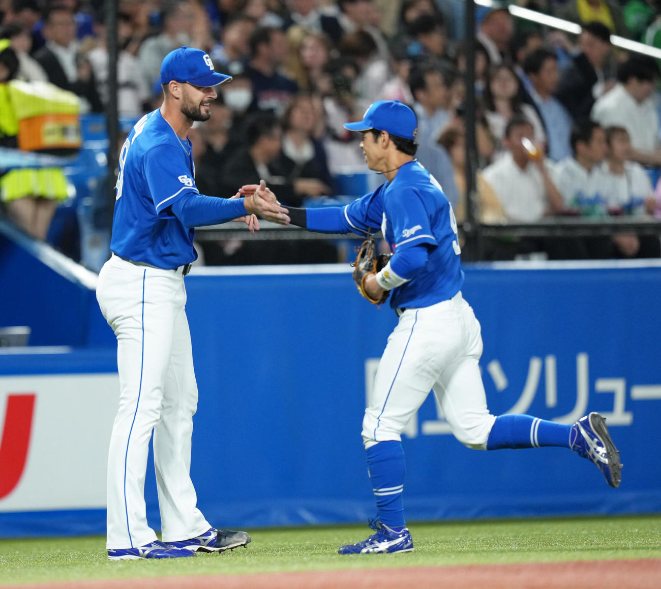 ヤクルト対中日　6回裏ヤクルト2死一塁、オスナの飛球を好捕した二塁手樋口（右）とタッチを交わすマラー（撮影・足立雅史）