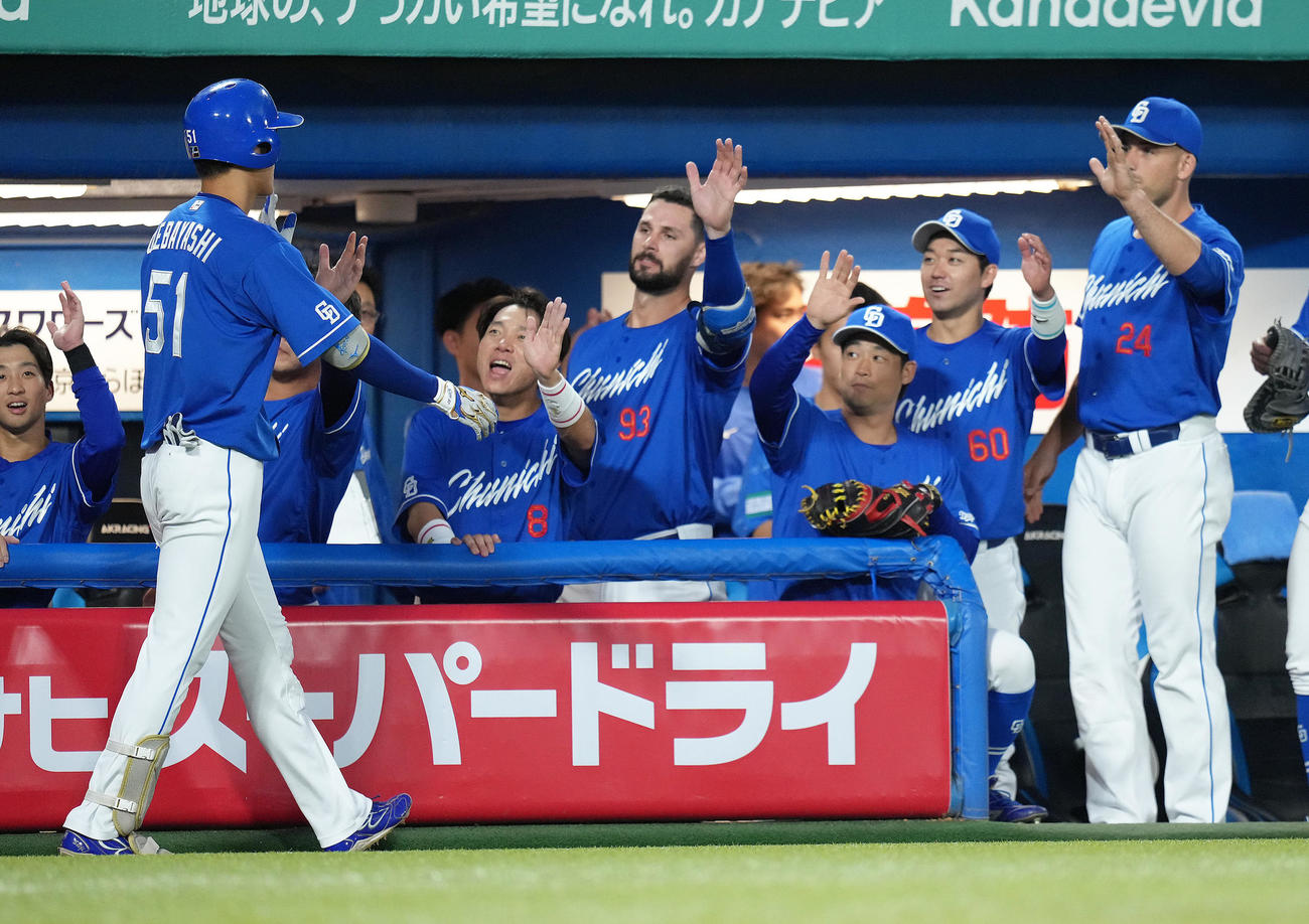 ヤクルト対中日　3回表中日無死、右越え本塁打を放った上林（左端）を迎えるマラー（中央）ら（撮影・足立雅史）