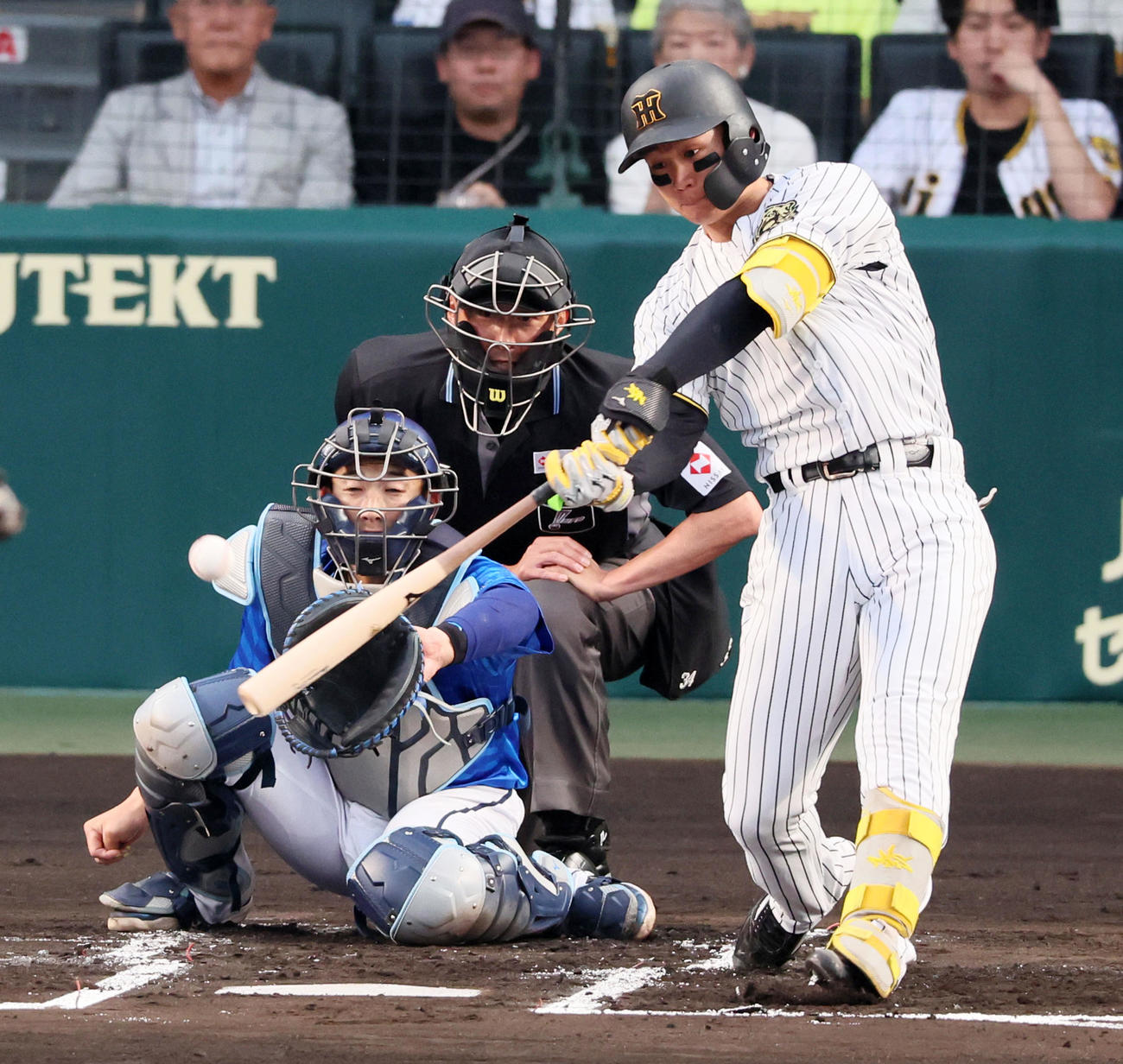 阪神対DeNA 1回裏阪神1死一塁、森下は中越え適時二塁打を放つ（撮影・加藤哉）
