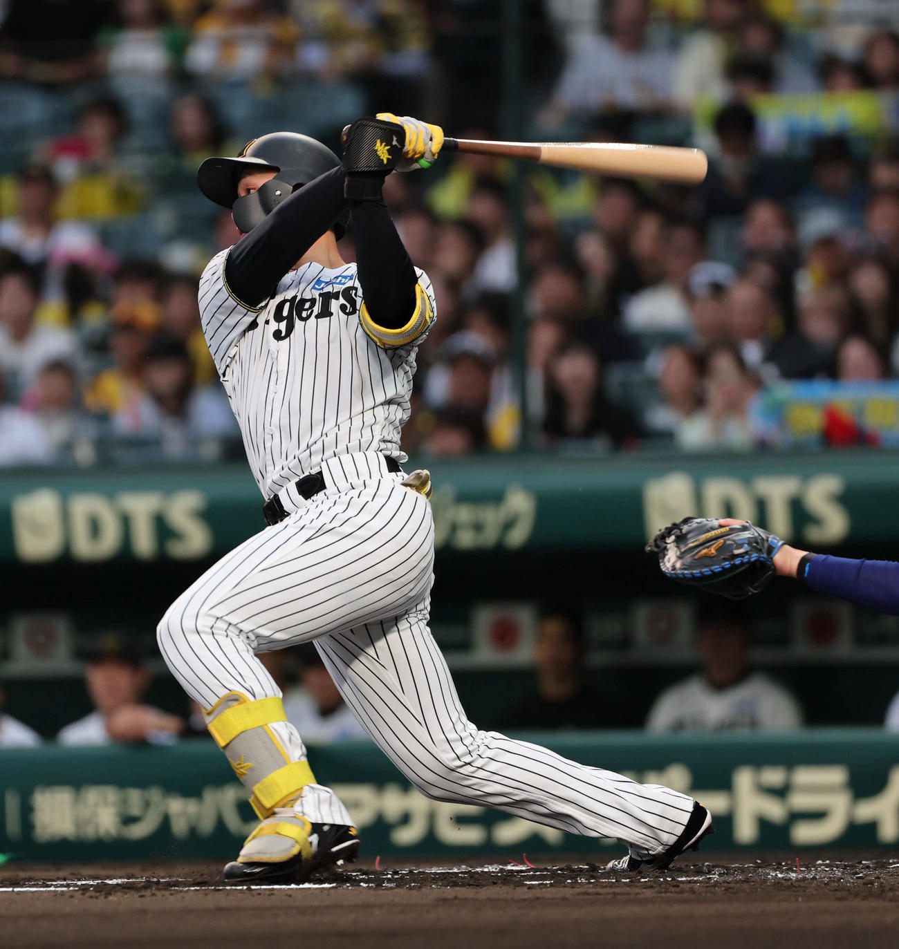 阪神対DeNA 1回裏阪神1死一塁、森下は右中間に適時二塁打を放つ（撮影・西尾就之）