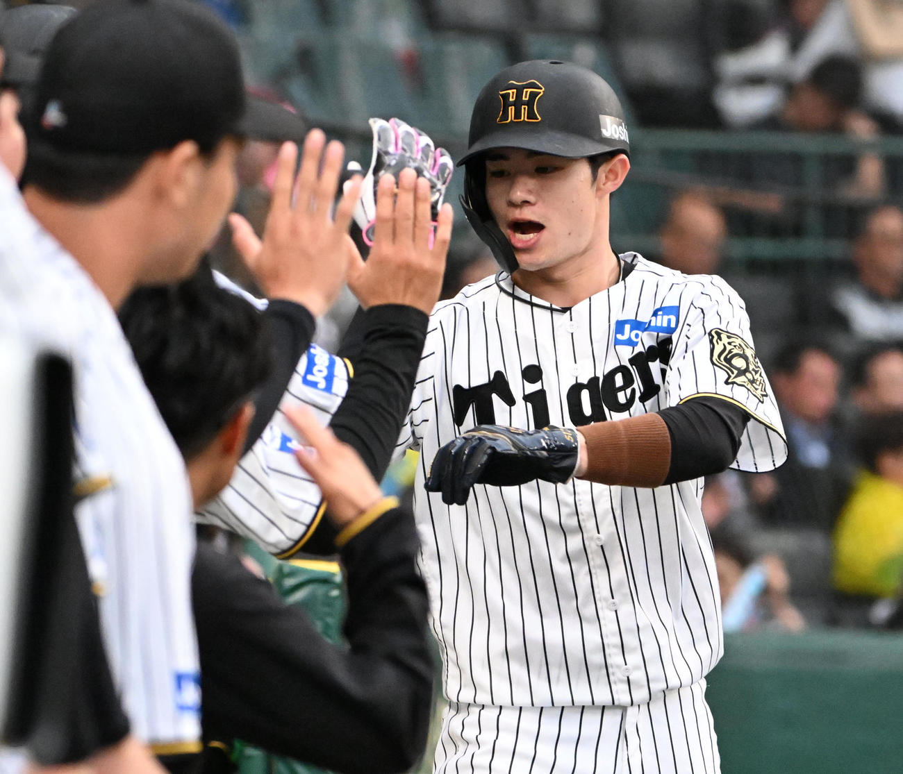 阪神対DeNA1回裏阪神1死一塁、森下の適時打で生還する中野（撮影・石井愛子）