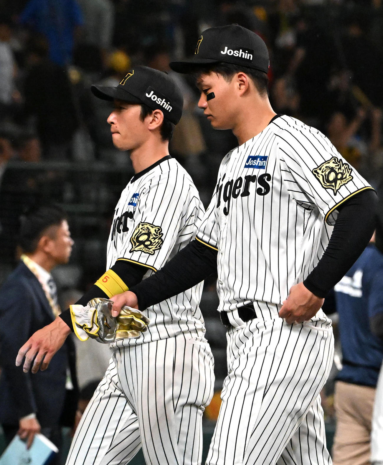 阪神対DeNA DeNAに負け肩を落とす近本（左）、森下（撮影・石井愛子）