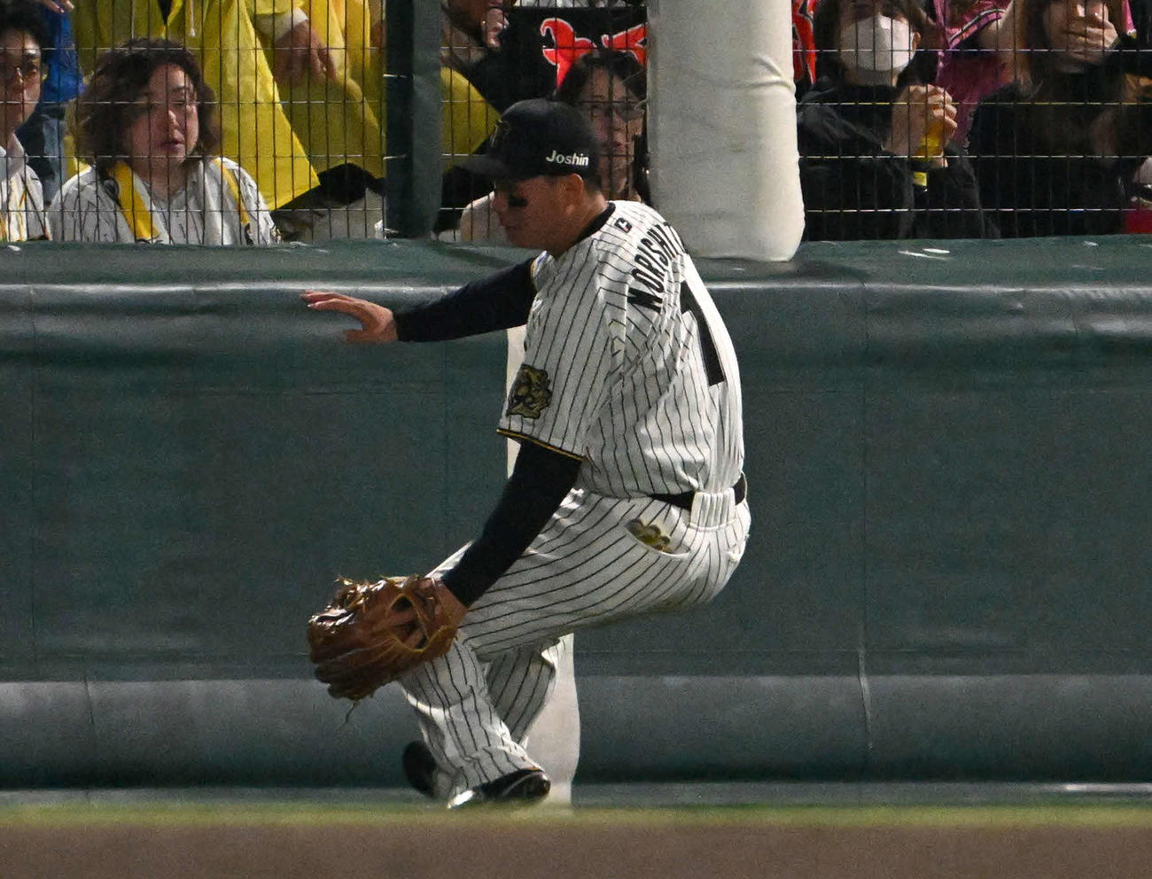 阪神対DeNA 9回表DeNA1死、度会の三塁打を捕球に向かう阪神森下（撮影・石井愛子）