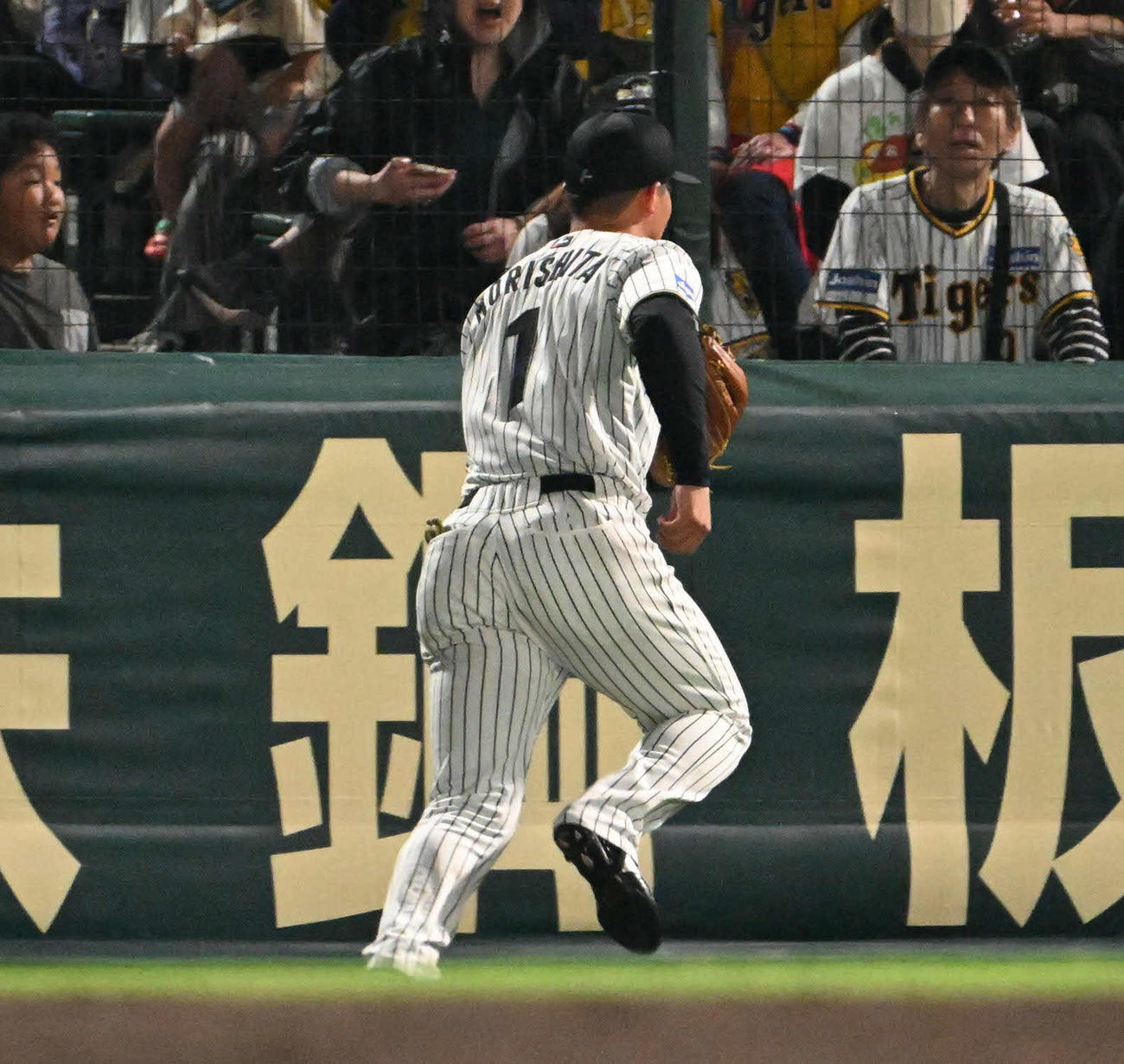 阪神対DeNA 9回表DeNA1死、度会の三塁打を捕球に向かう阪神森下（撮影・石井愛子）