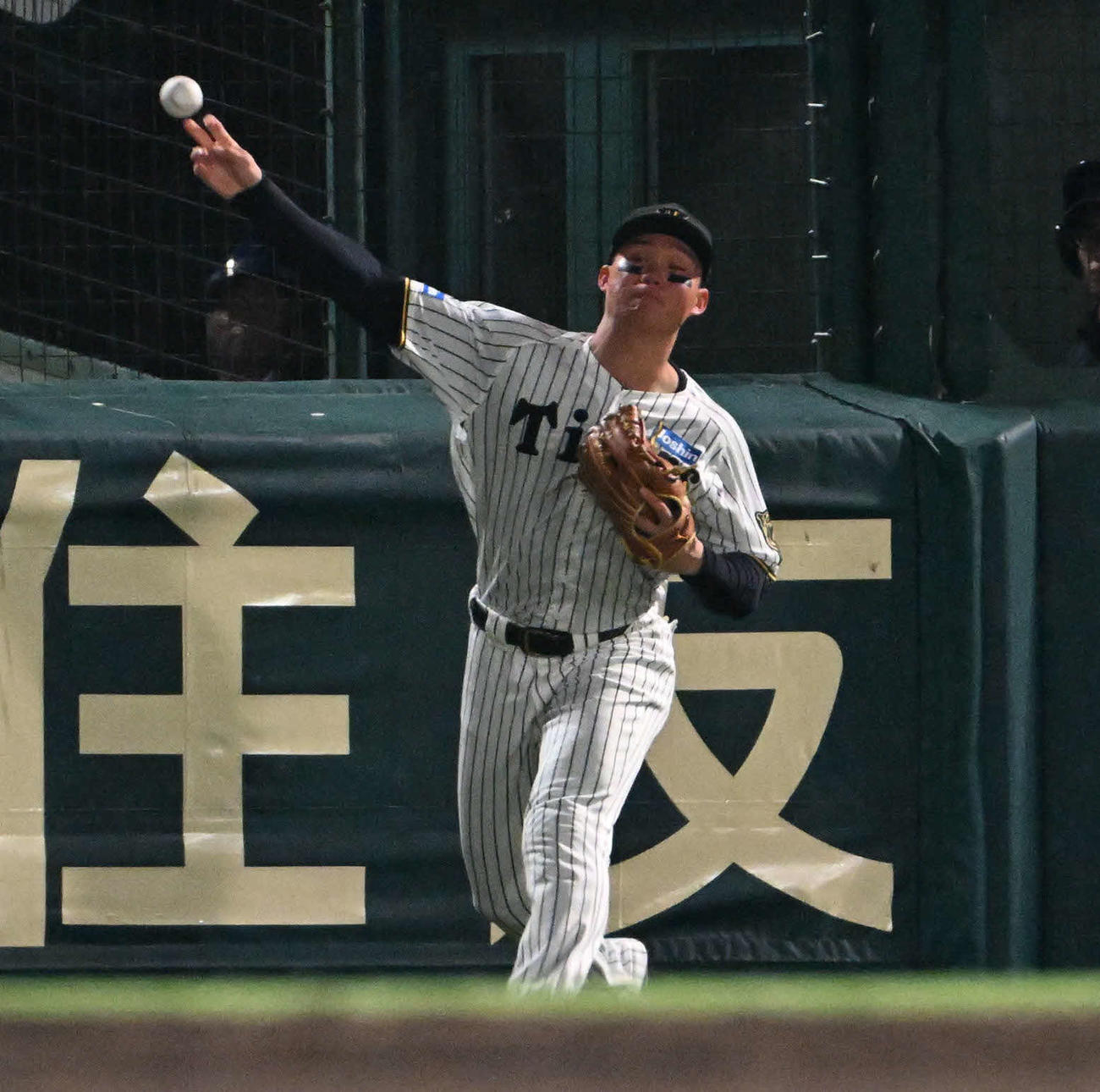 阪神対DeNA 9回表DeNA1死、度会の三塁打を捕球し送球する阪神森下（撮影・石井愛子）