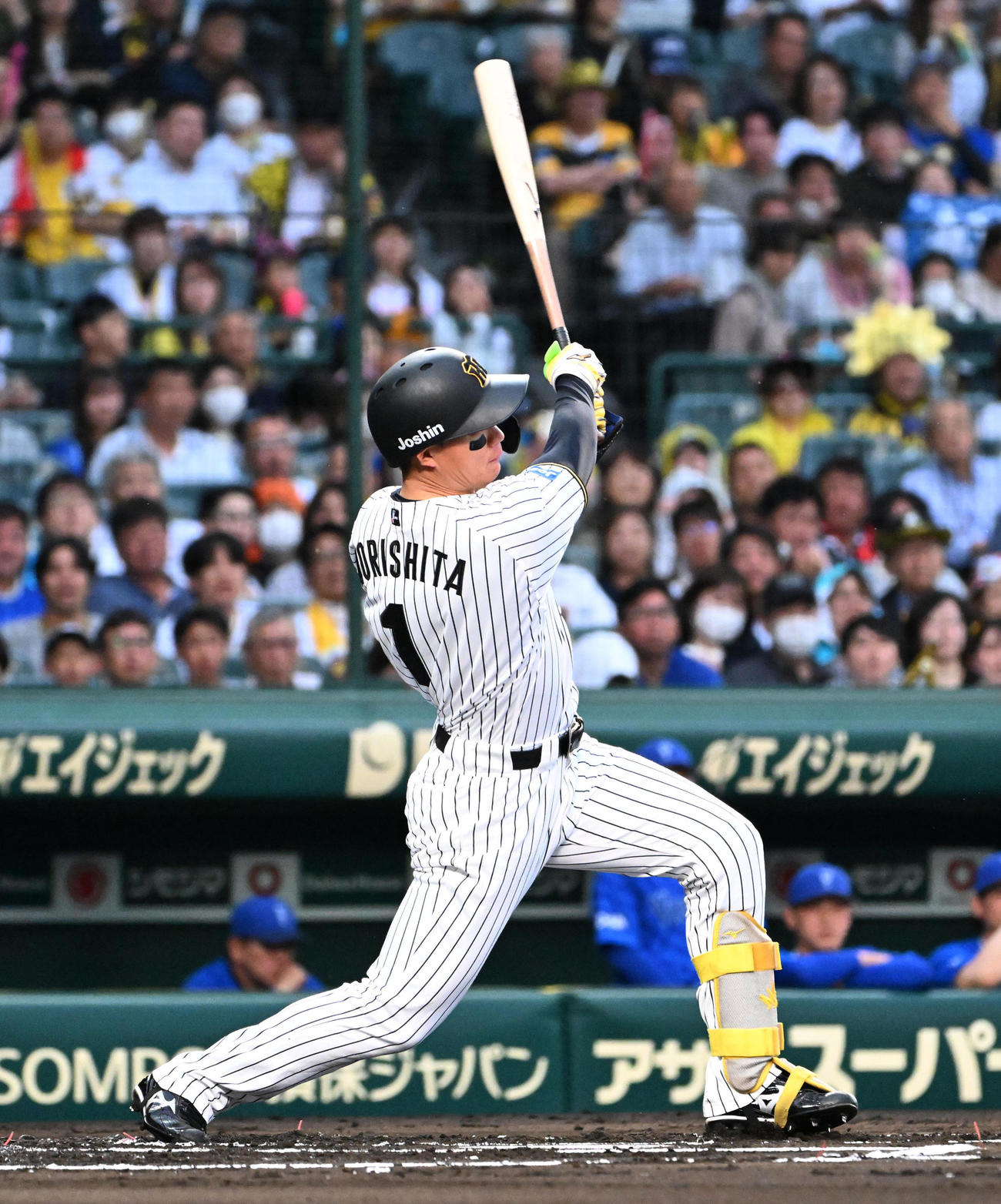 阪神対DeNA1回裏阪神1死一塁、森下は先制の中適時打を放つ（撮影・石井愛子）
