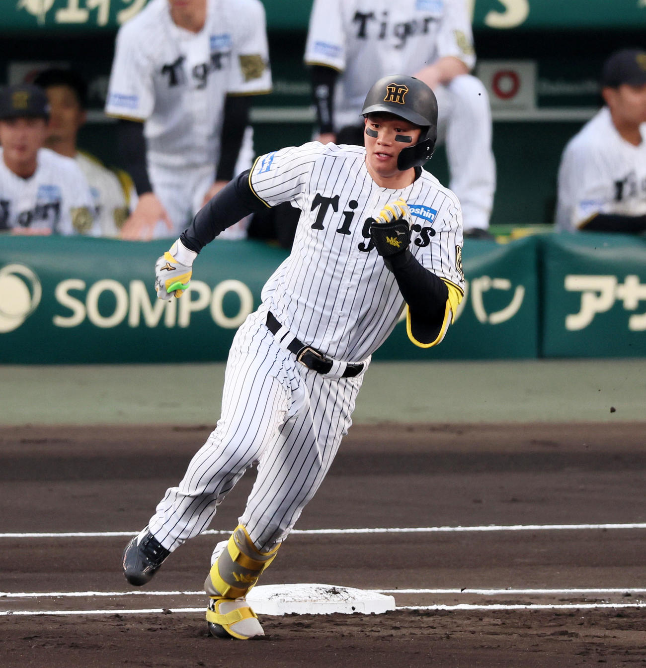 阪神対DeNA 1回裏阪神1死一塁、森下は中越え適時二塁打を放つ（撮影・加藤哉）