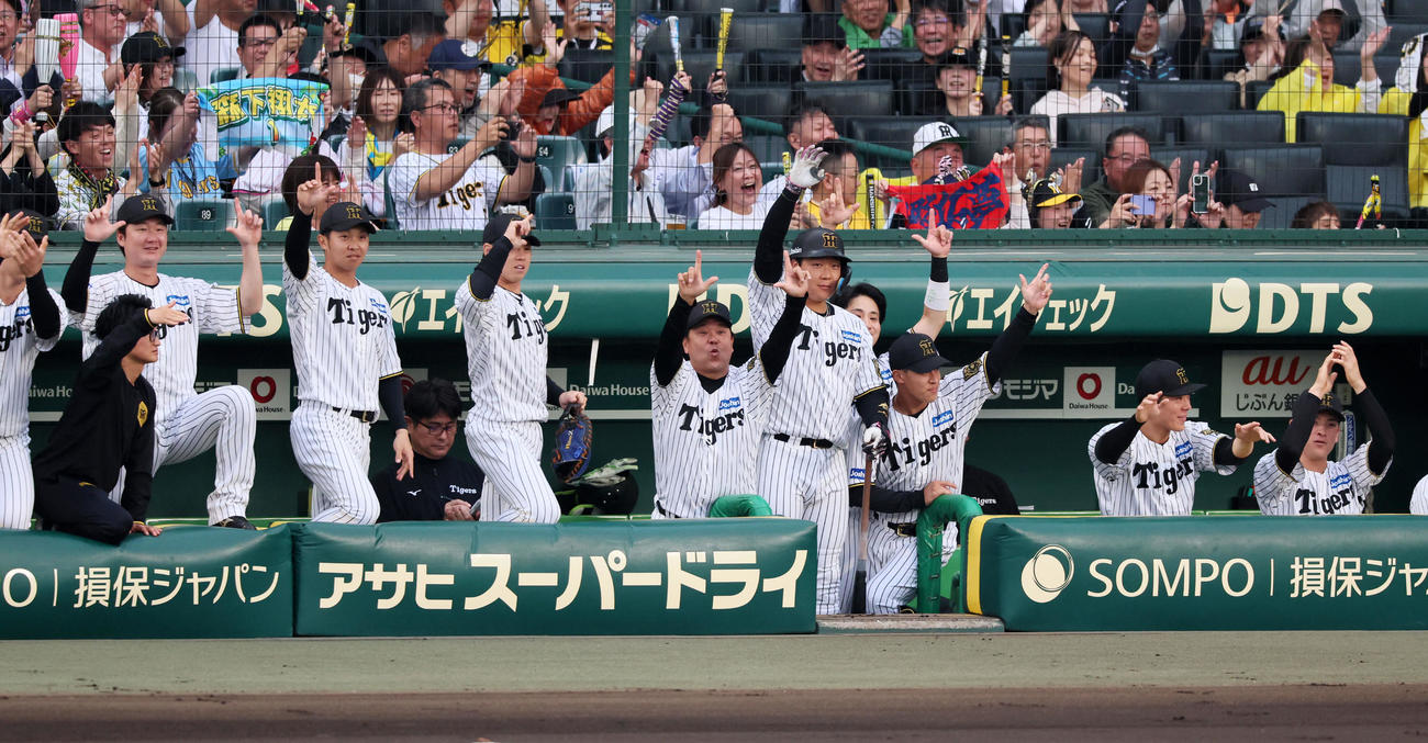 阪神対DeNA 1回裏阪神1死一塁、森下の中越え適時二塁打にベンチで盛り上がるナイン（撮影・加藤哉）
